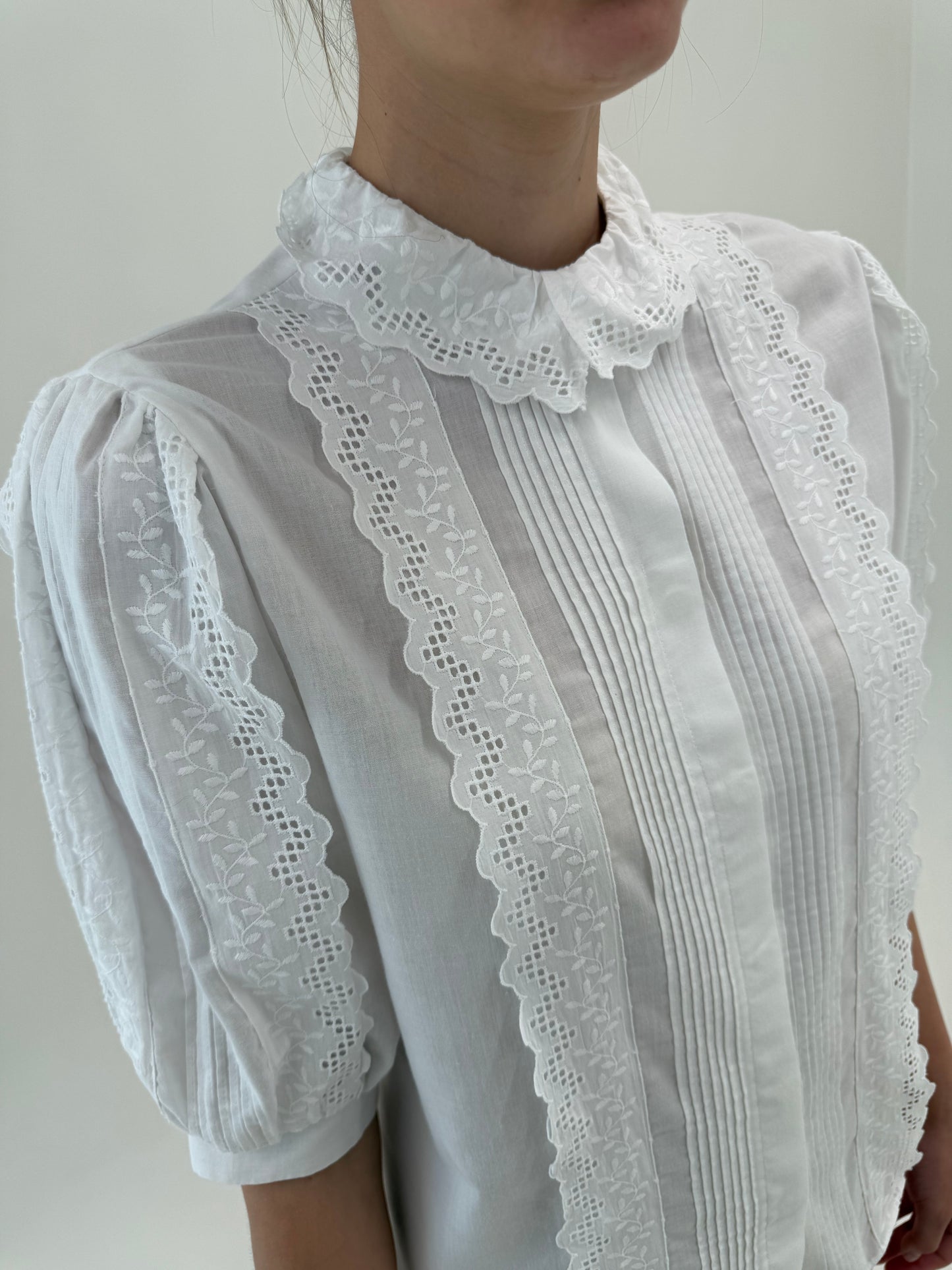 Cămașa vintage cu inserții de dantelă și broderie anglaise din panzica de bumbac