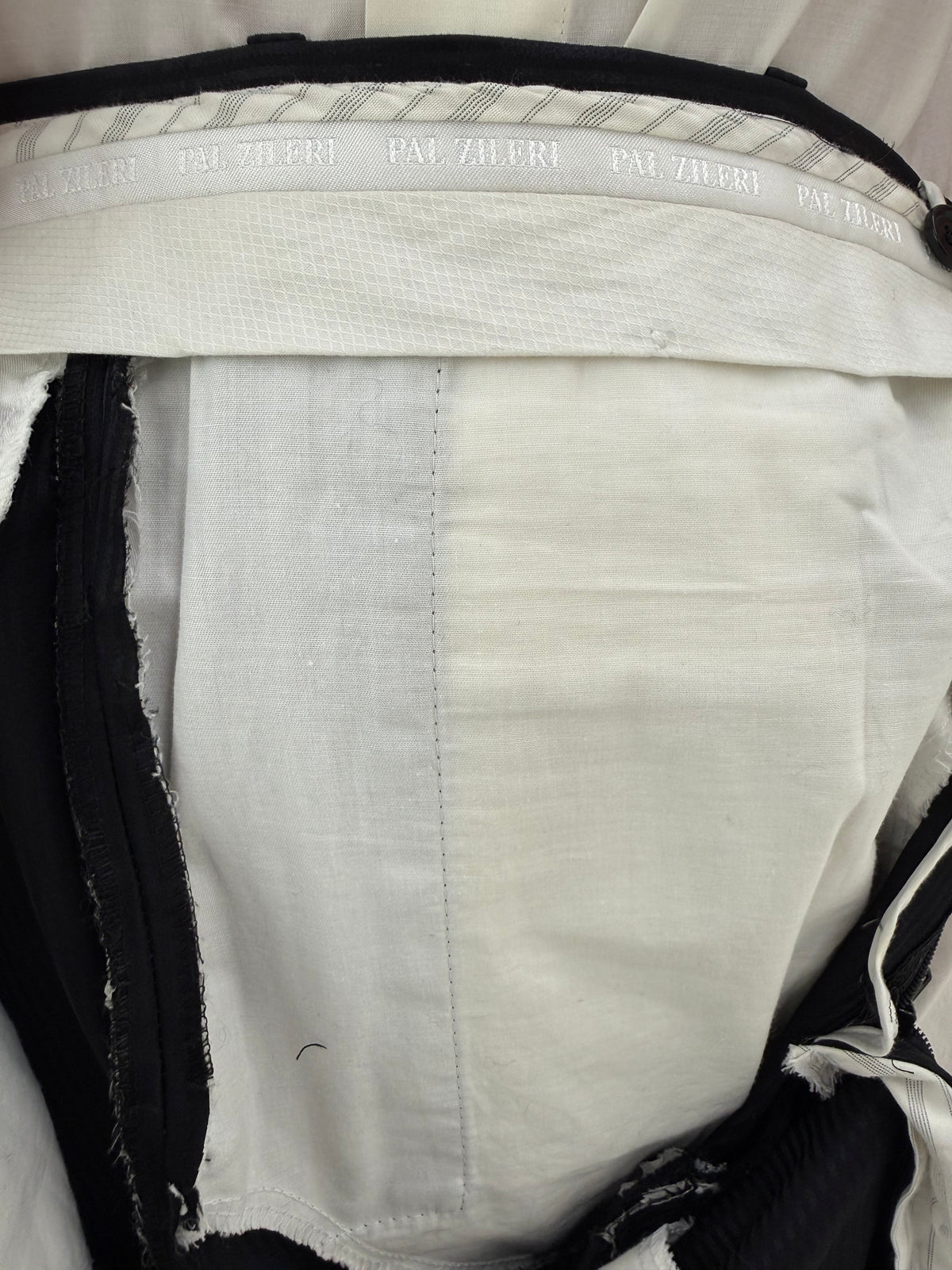 Costum negru de brand luxury Pal Zileri din stofă de lana și mătase naturală texturat cu dungi
