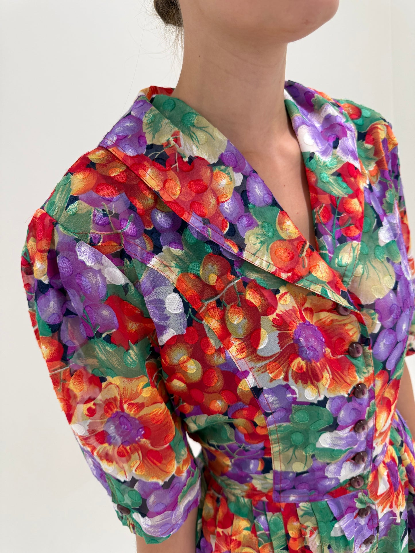 Rochie vintage maxi cu talie marcată ultra înaltă cu buline texturate și print floral