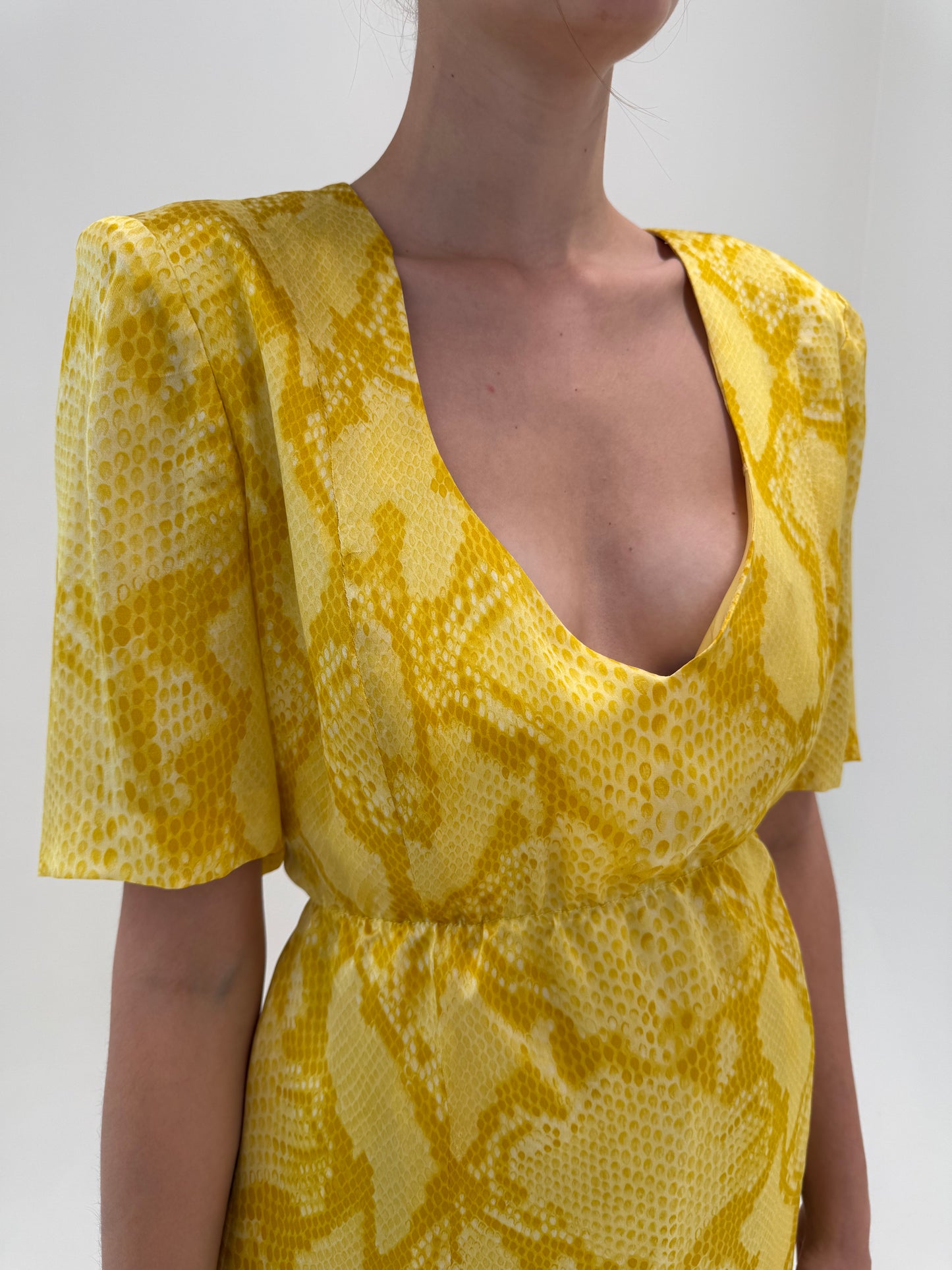 Rochie din mătase naturală animal print delicat în anchior cu talie elastică
