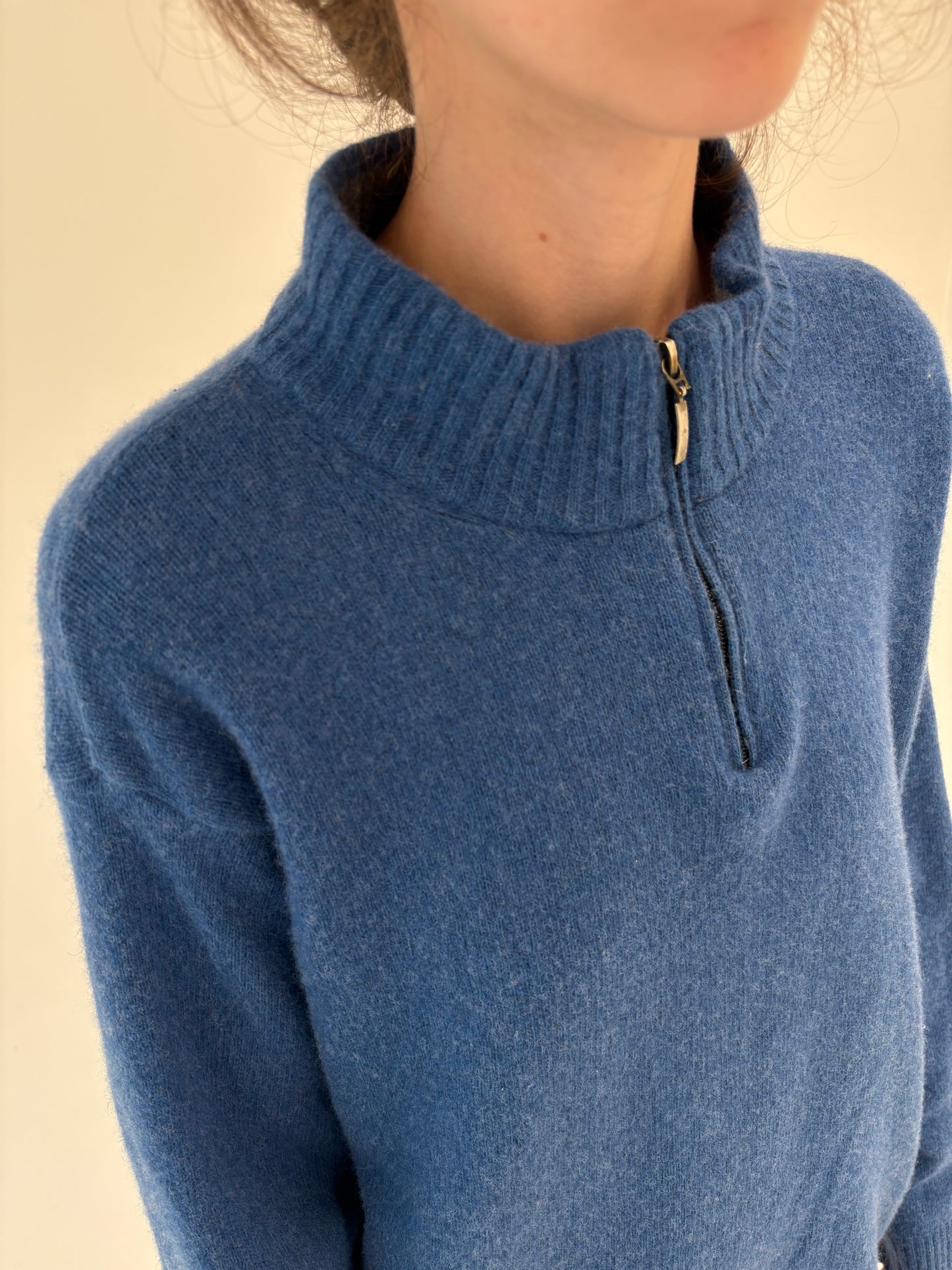 Maleta tall de gramaj mare albastru ciel cu influențe sport din lana merino