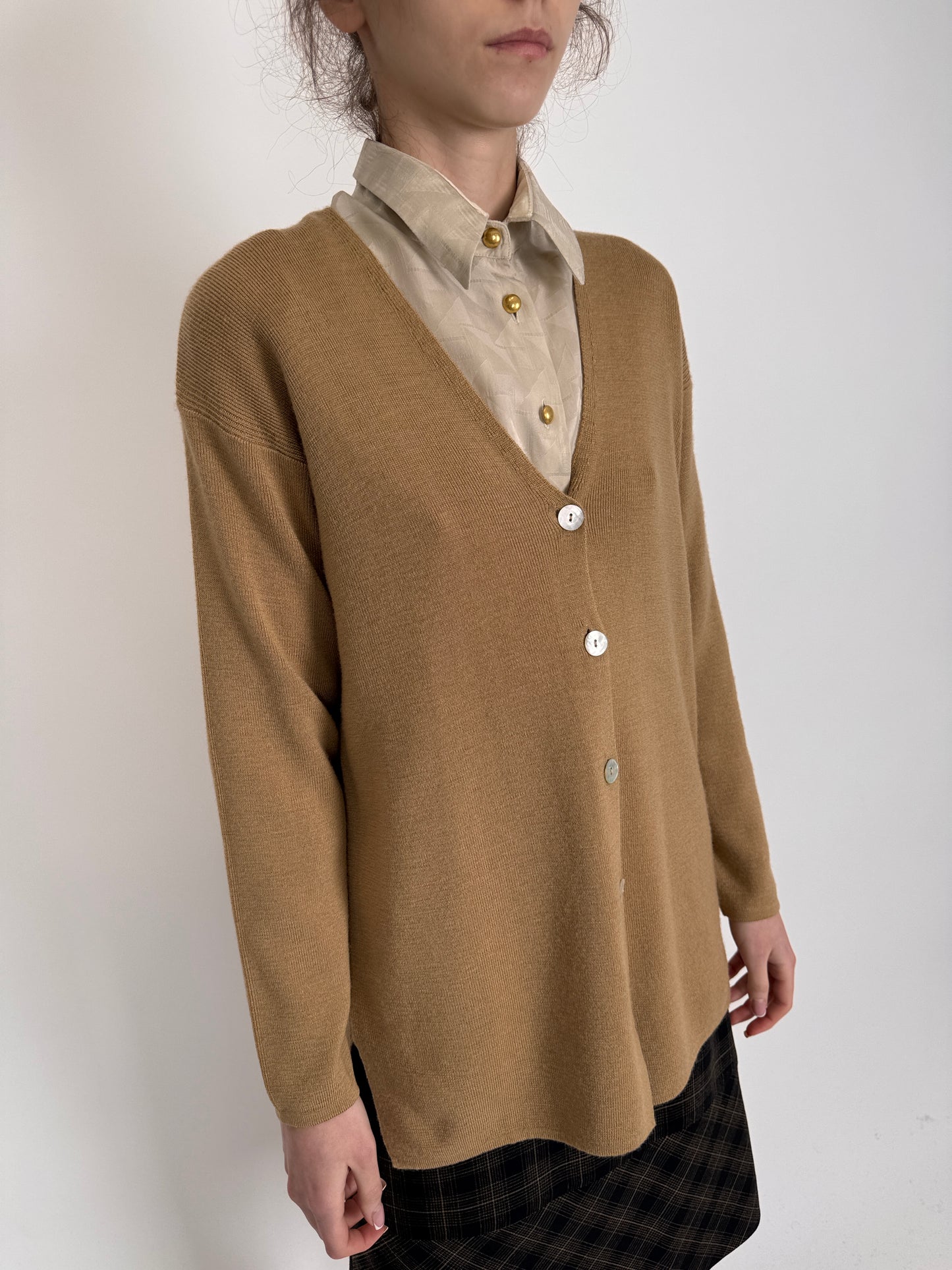 Cardigan camel în croi minimalist din lana merino  extrafina