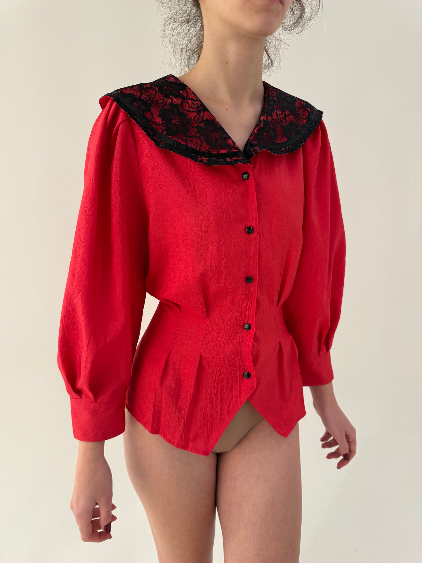 Cămașa vintage cambrata cu guler amplu dantelat