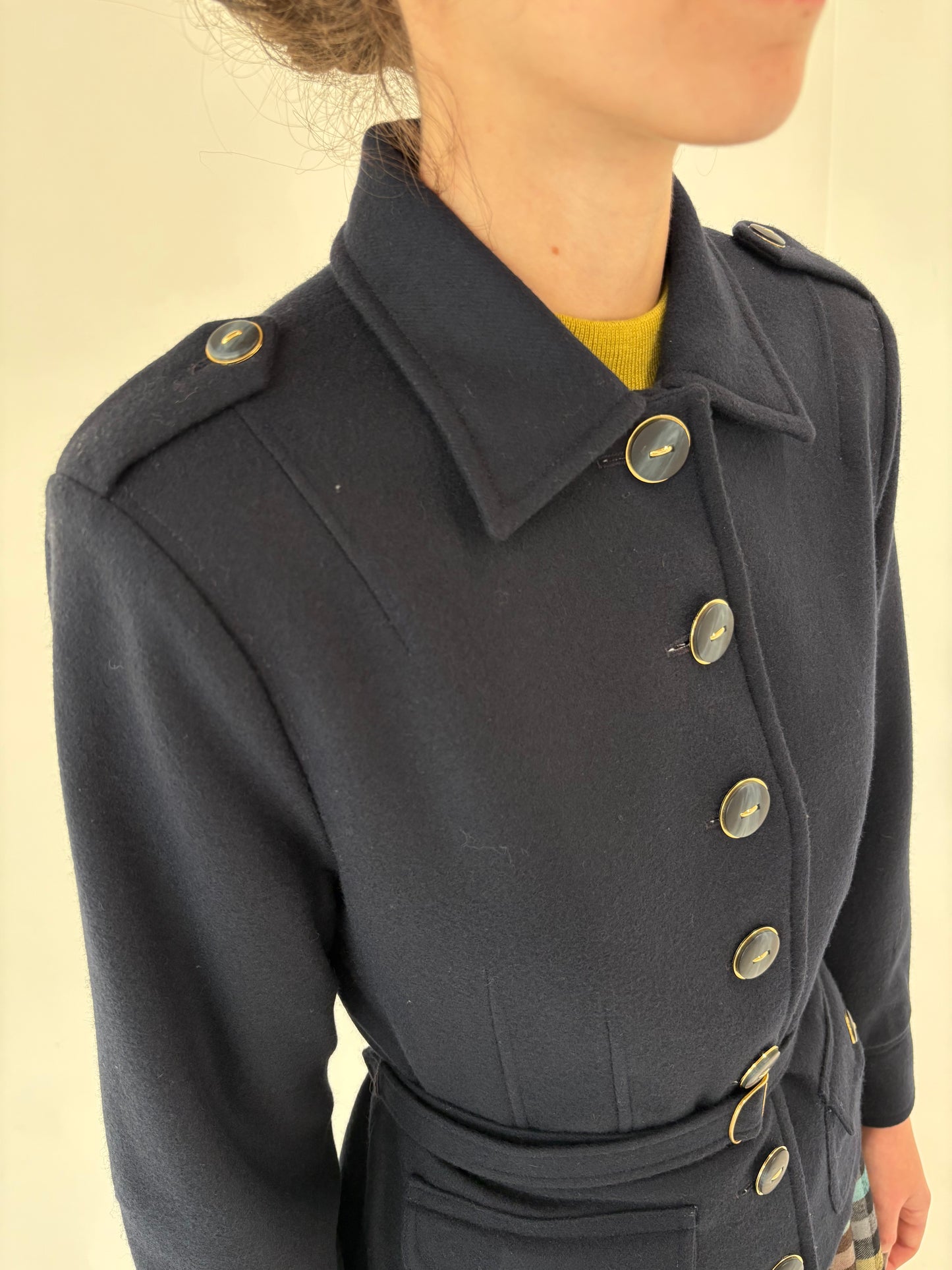 Jacheta cambrata Navy din lana extrem de fină cu talie marcată