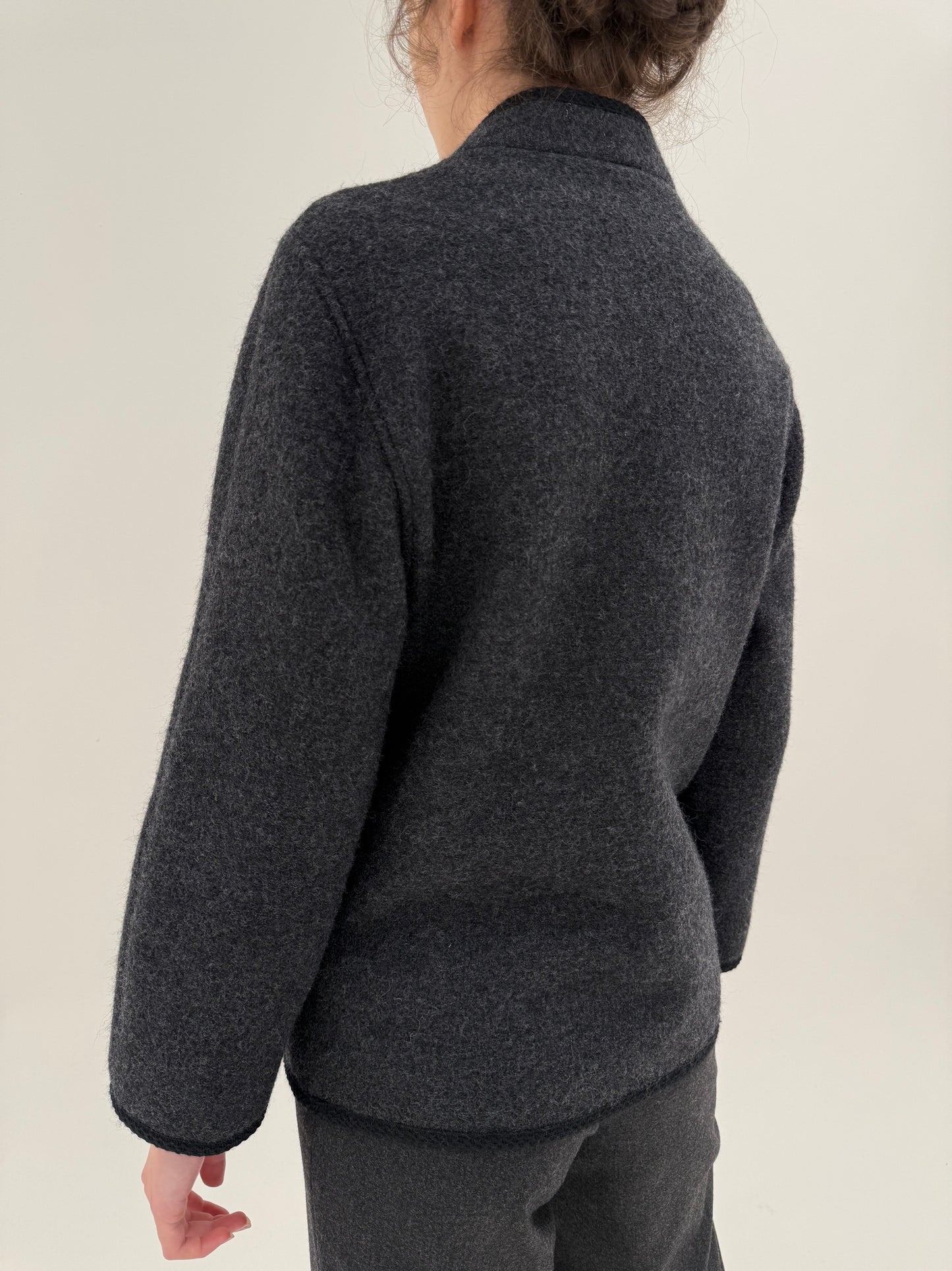 Jacheta groasă în croi minimalist din lana cu nasturi metalici argintii