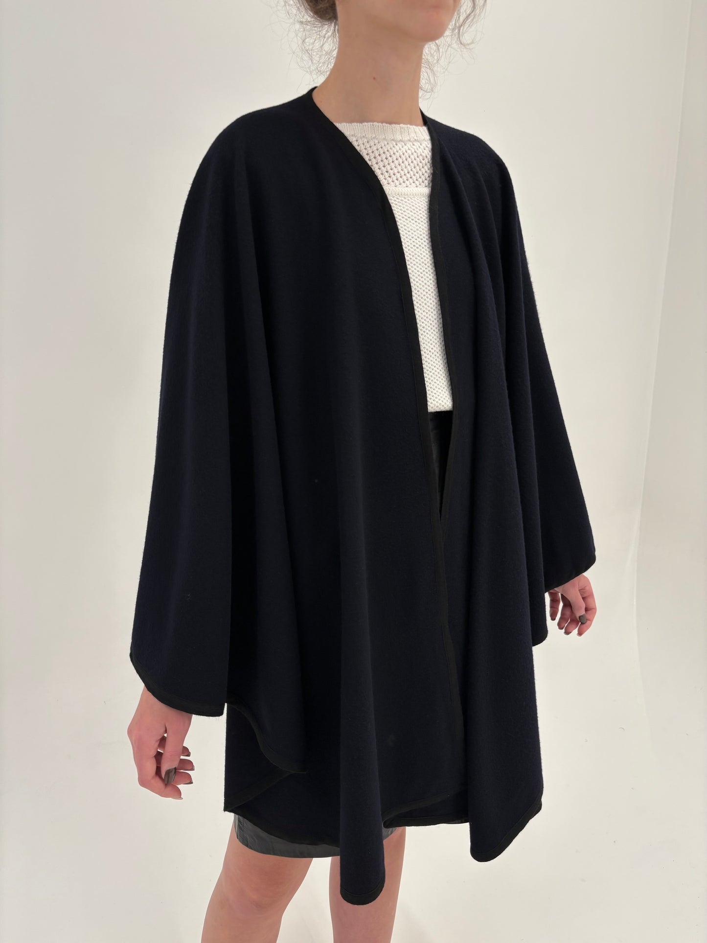 Capă neagră din stofă extafina de lana