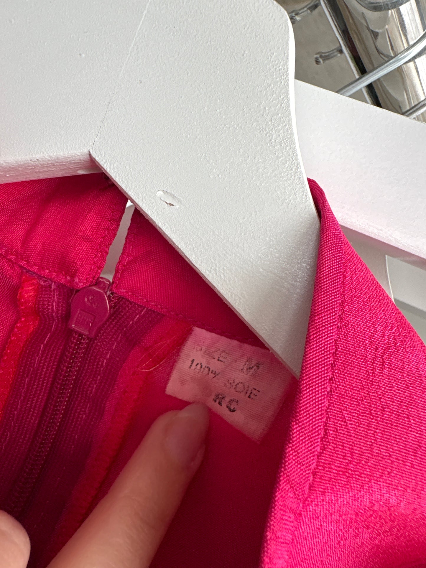 Rochie fucsia din mătase naturală structurată cu influențe asiatice