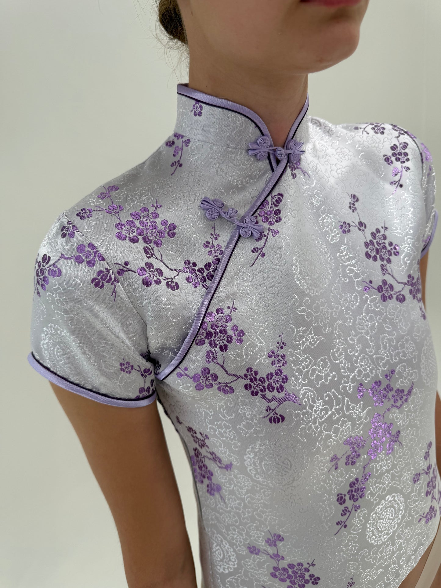 Top asiatic din mătase naturală jacquard în nuanțe de lavanda