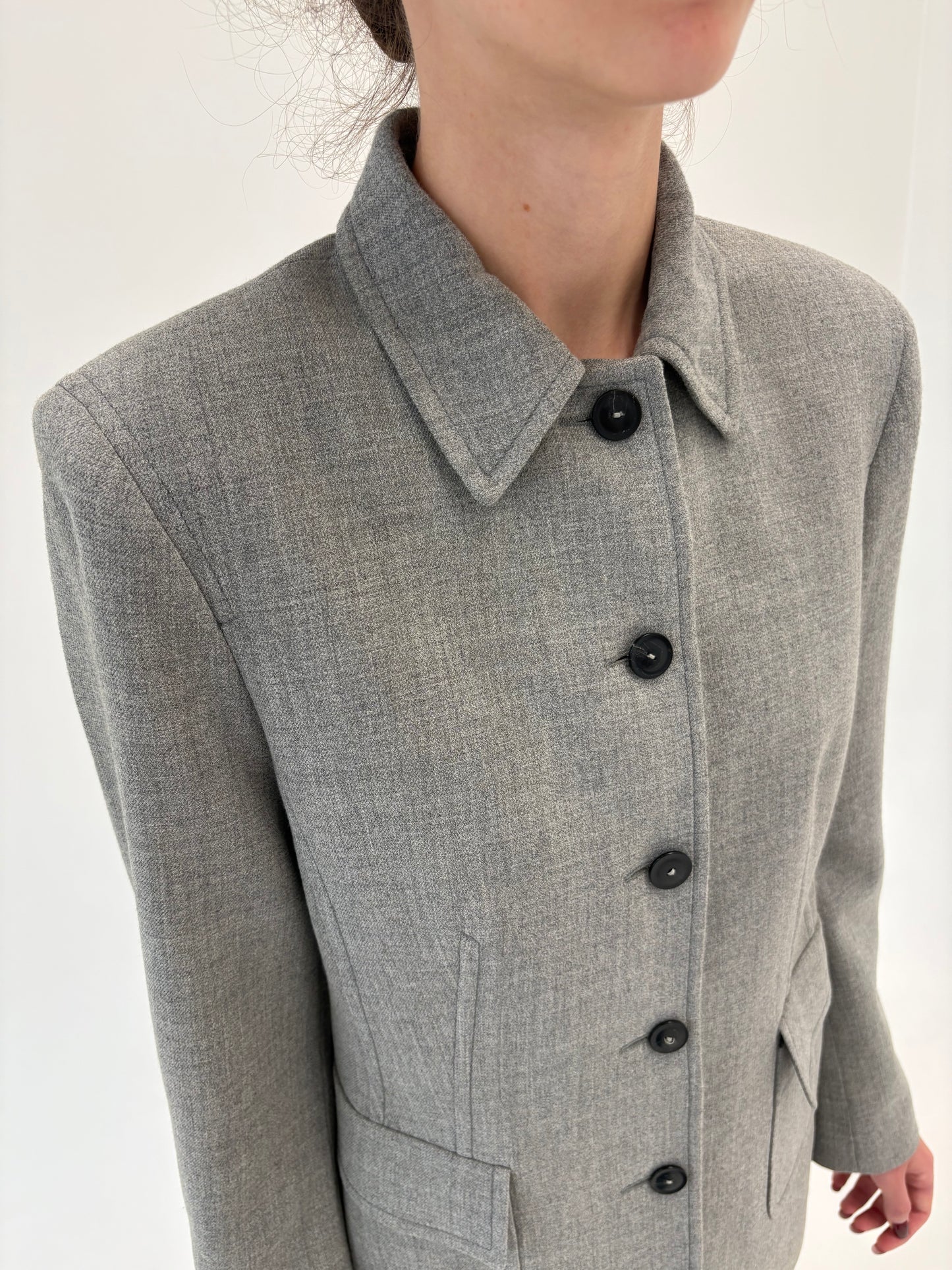 Jacheta light gray din lana extrafina in croi ușor cambrat