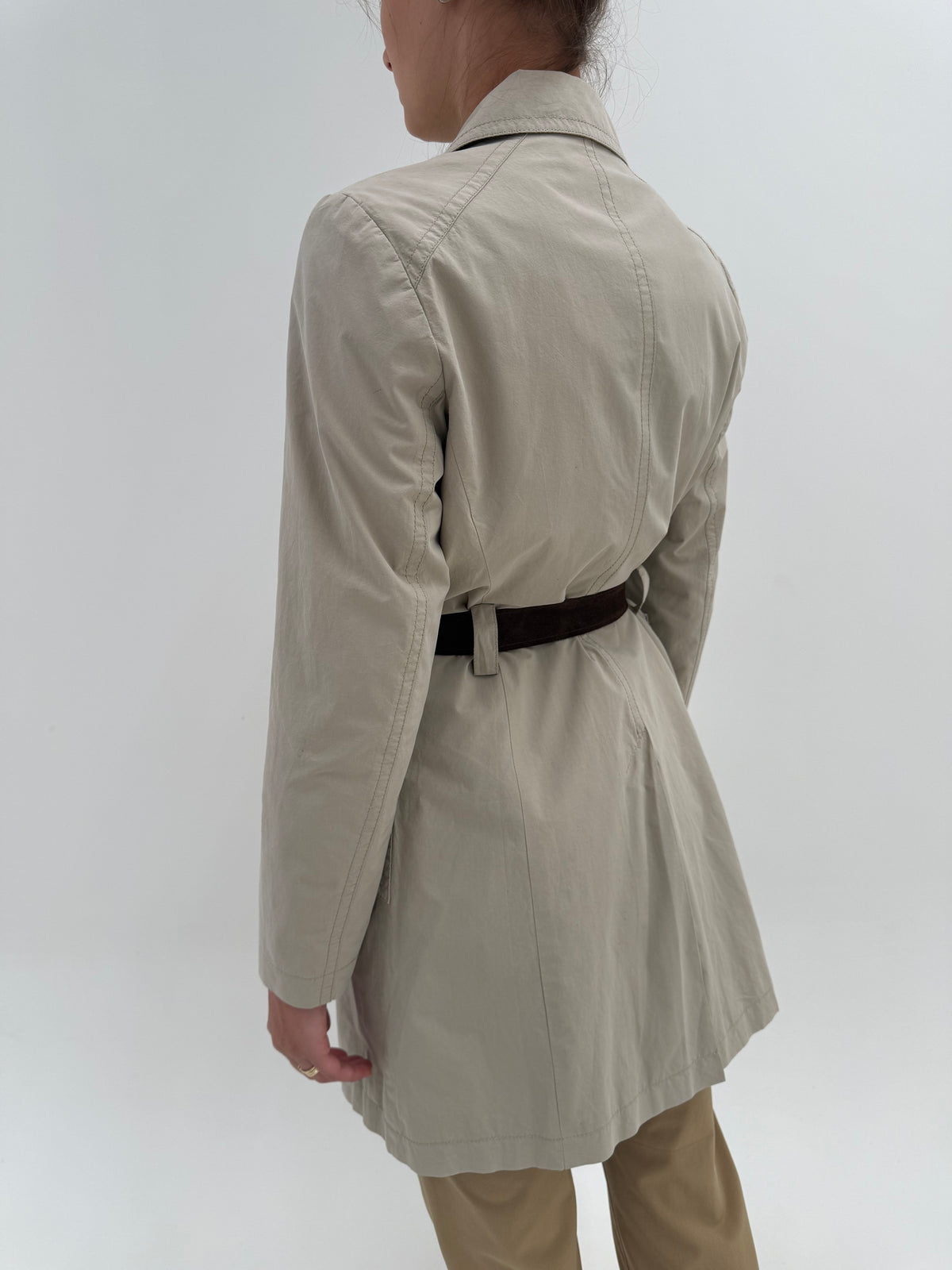 Trench Escada warm gray in croi clasic cu centura din piele naturală și nasturi maro