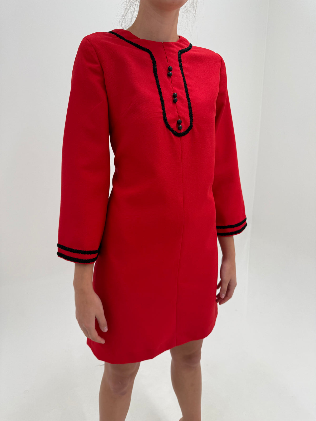 Rochie old vintage late 60s din crep plin texturat pasmanterie neagră aplicată