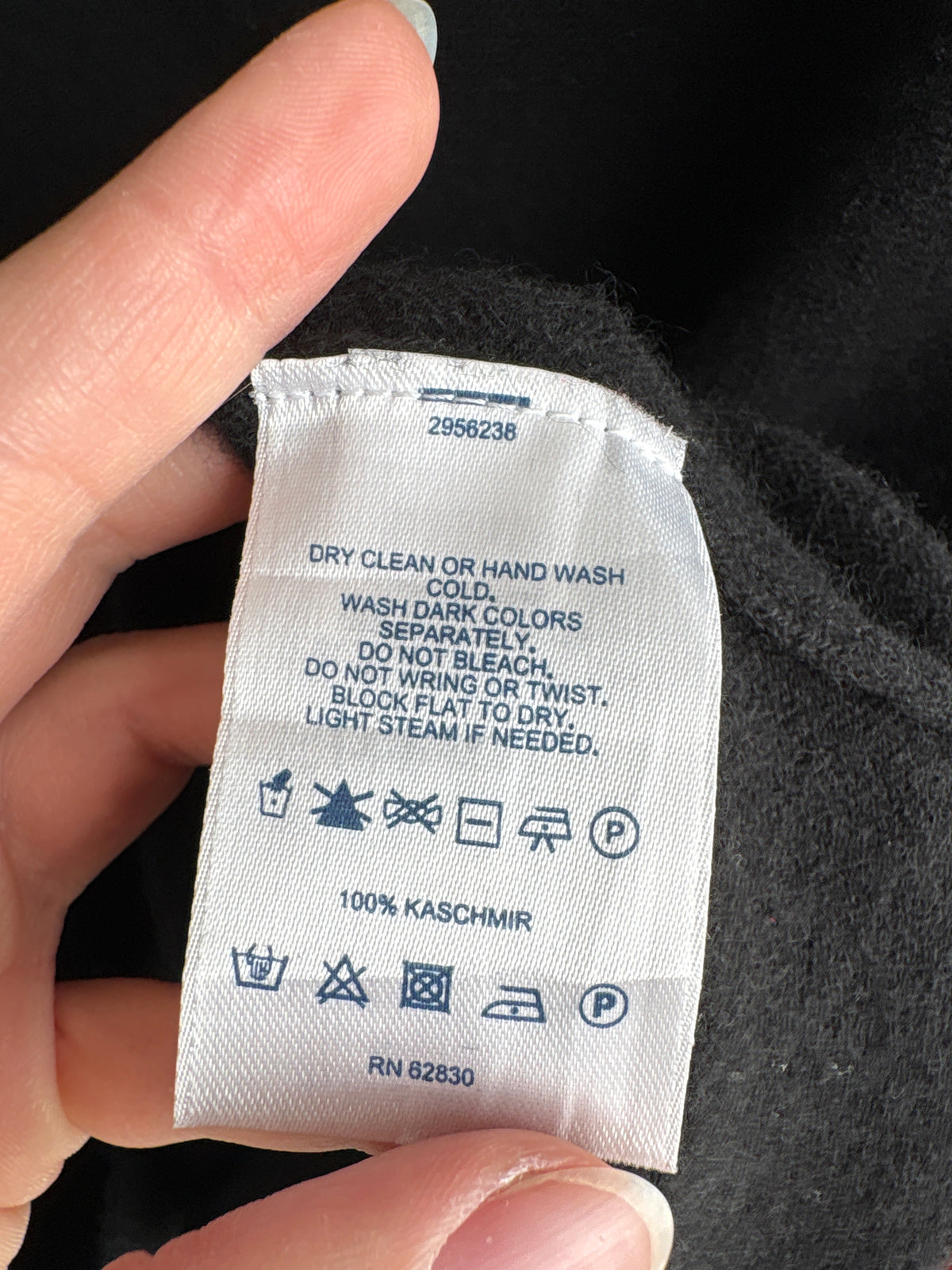 Top negru din cașmir crew neck