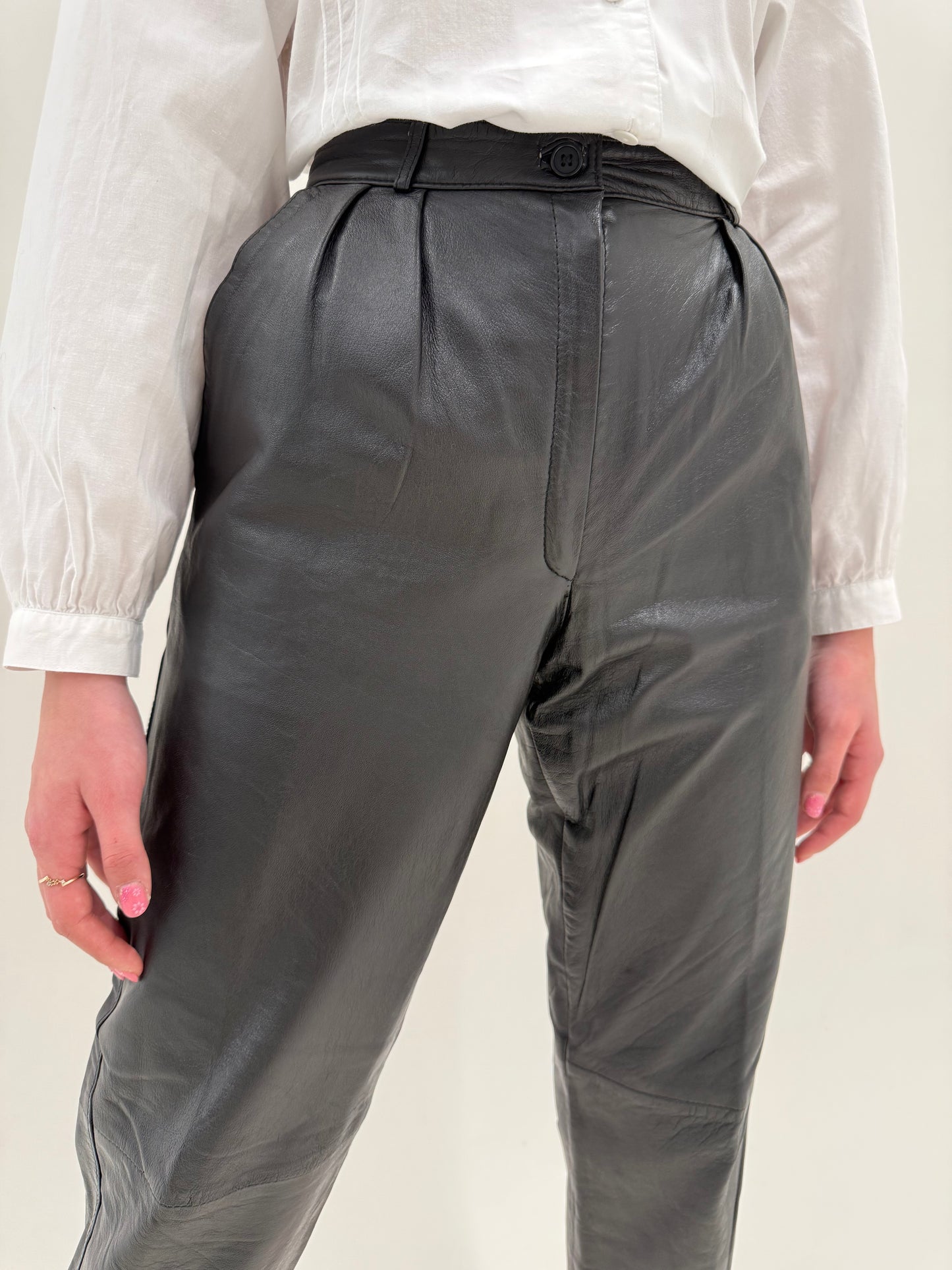 Pantaloni petite din piele naturală moale cu pense și talie ultra înaltă