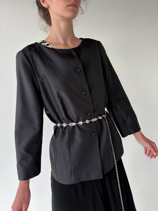 Sacou negru în croi minimalist ușor cambrat și satinat