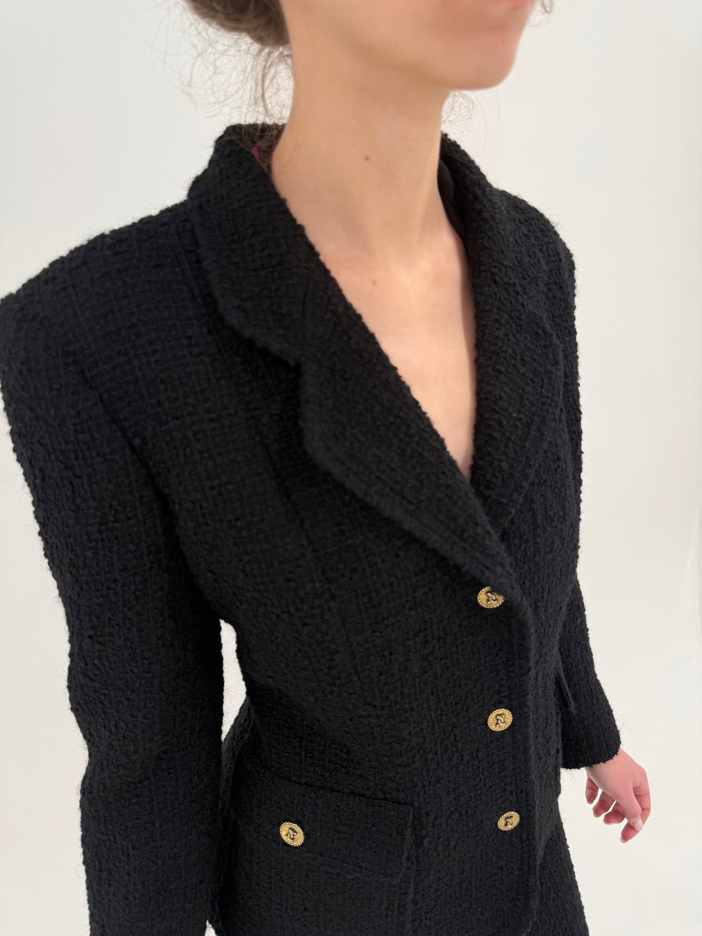 Deux piece negru în stil Chanel din boucle de lana cu nasturi aurii