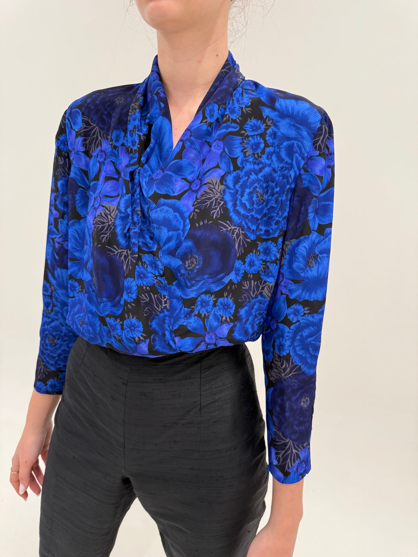 Cămașa petrecută din mătase naturală în croi chic cu print albastru regal