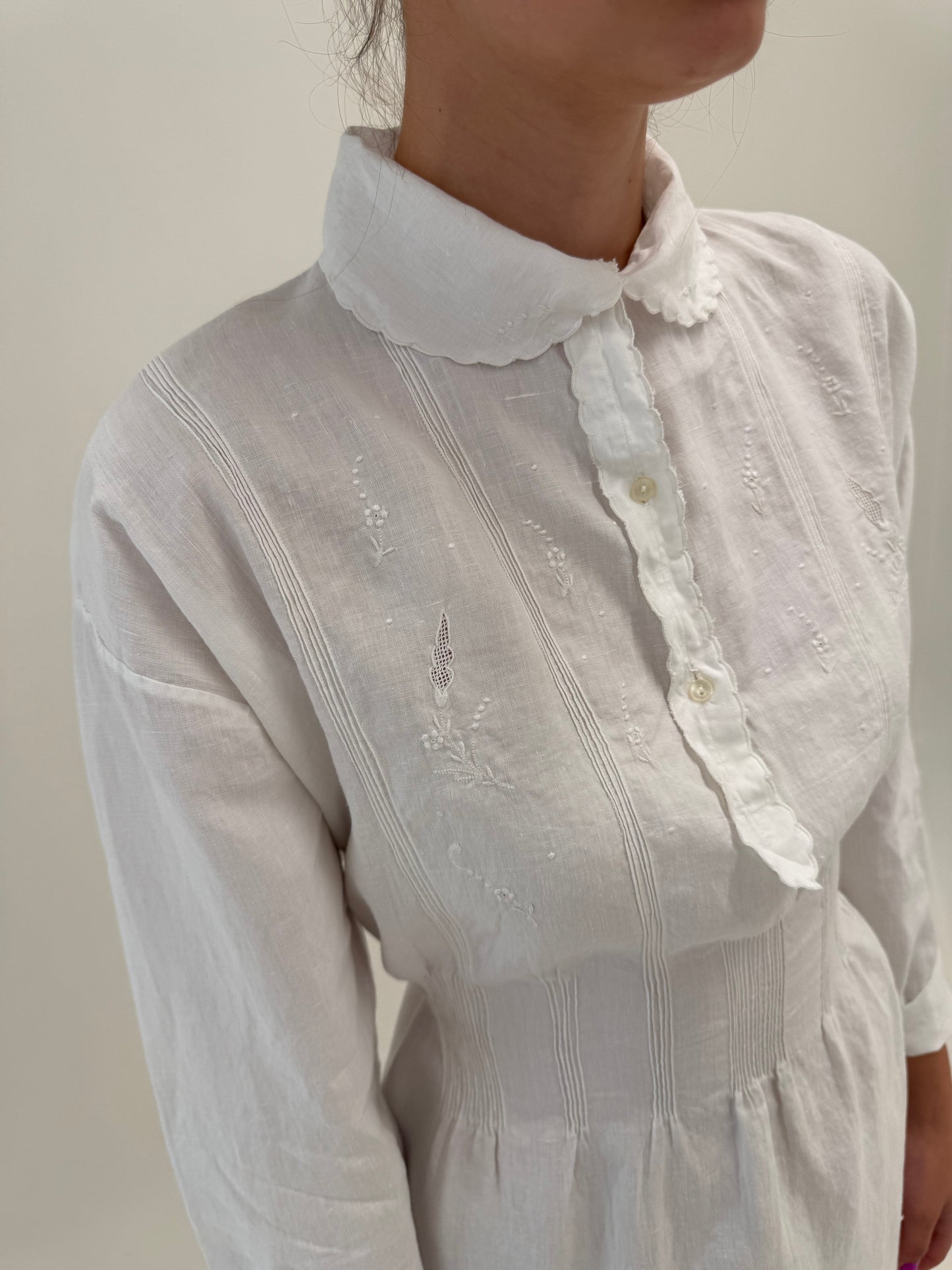 Rochie vintage italiană cu broderie manuală superbă din cel mai fin și moale în reglabilă