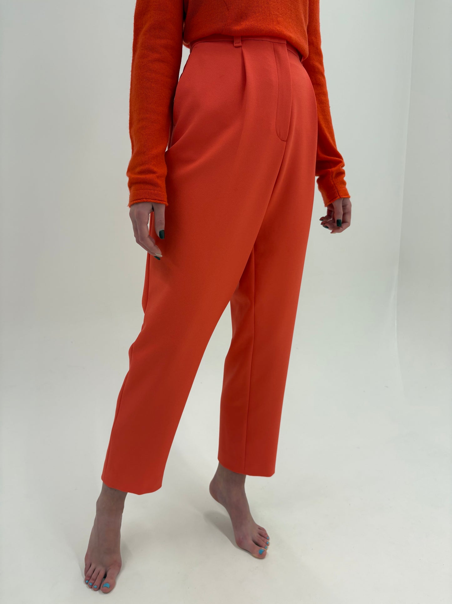 Pantaloni noi Marc Cain cu talie ultra înaltă și pense