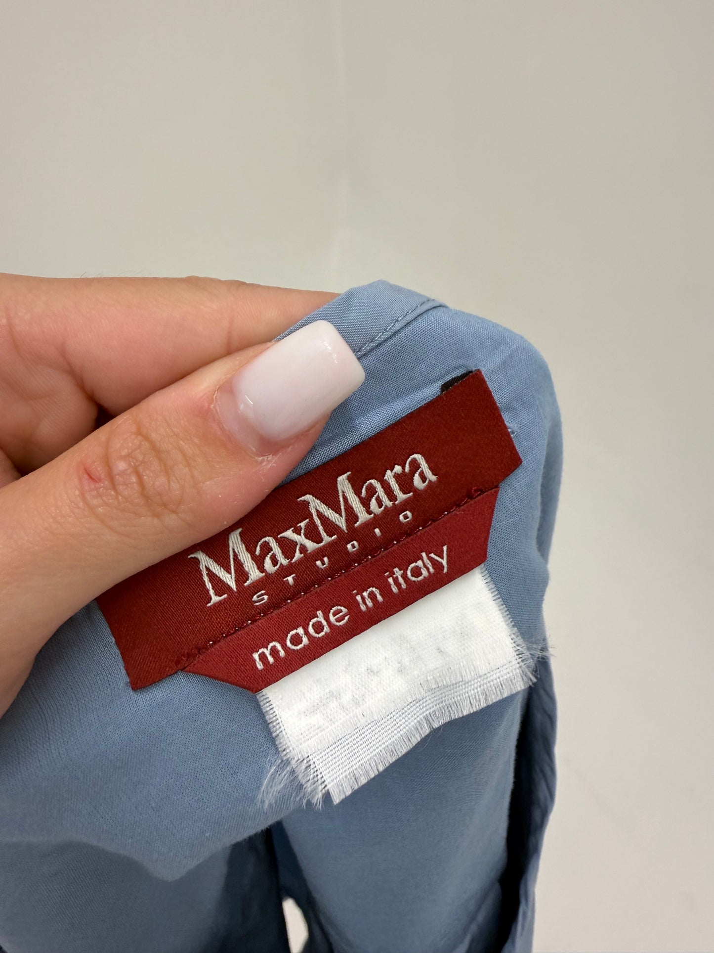 Top baby blue Max Mara în croi actual elaborat din poplin premium de bumbac