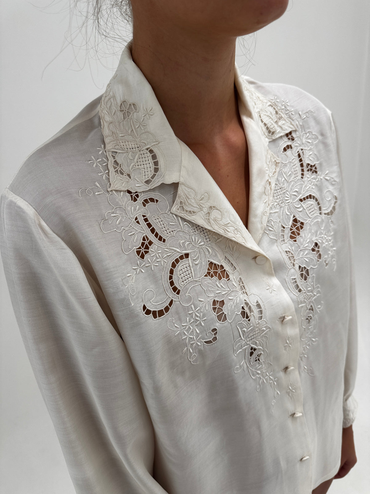 Cămașa vintage bijuterie din mătase naturală cu broderie manuală