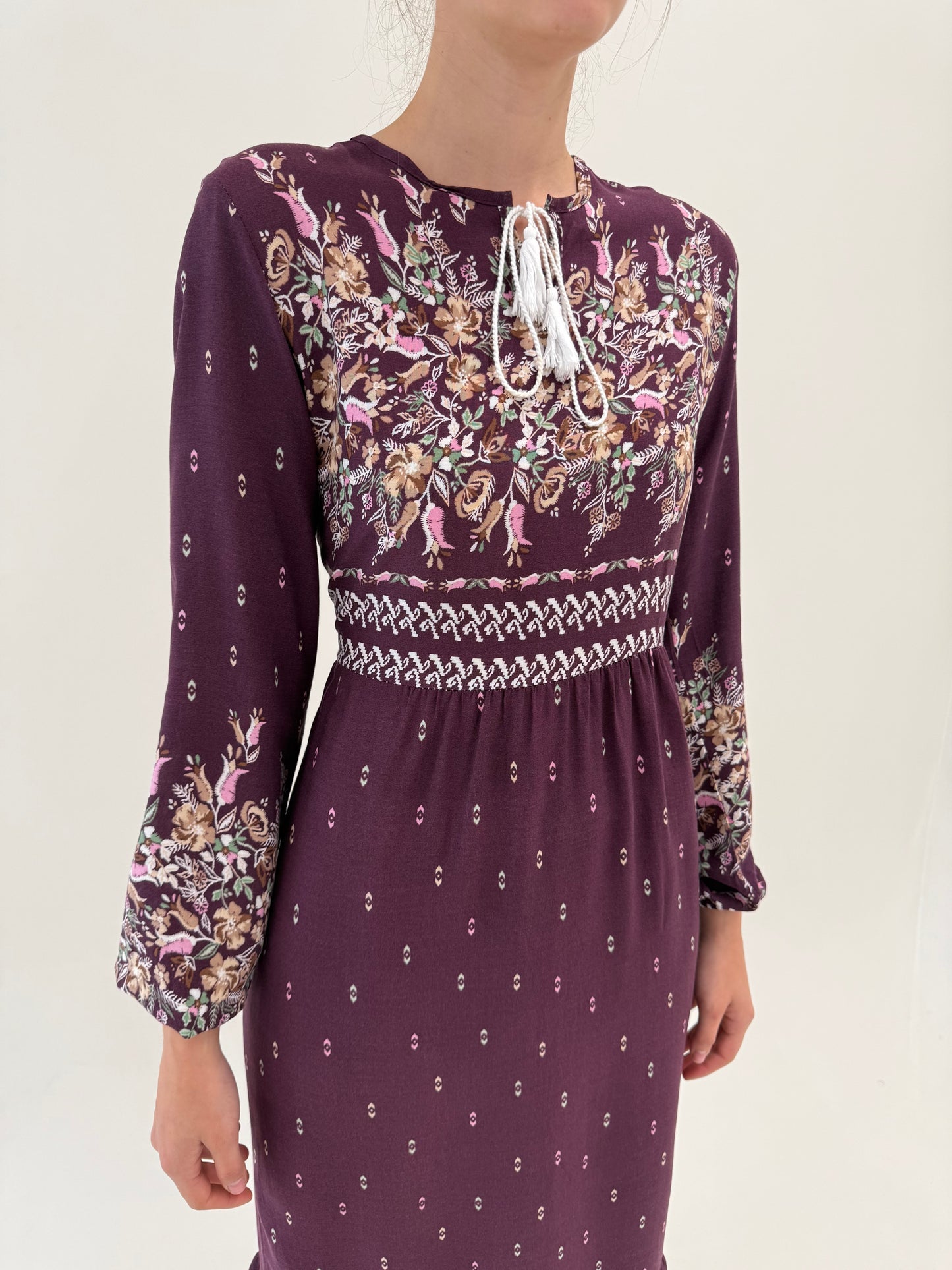 Rochie maxi boho chic cu print floral delicat și talie ultra înaltă marcată