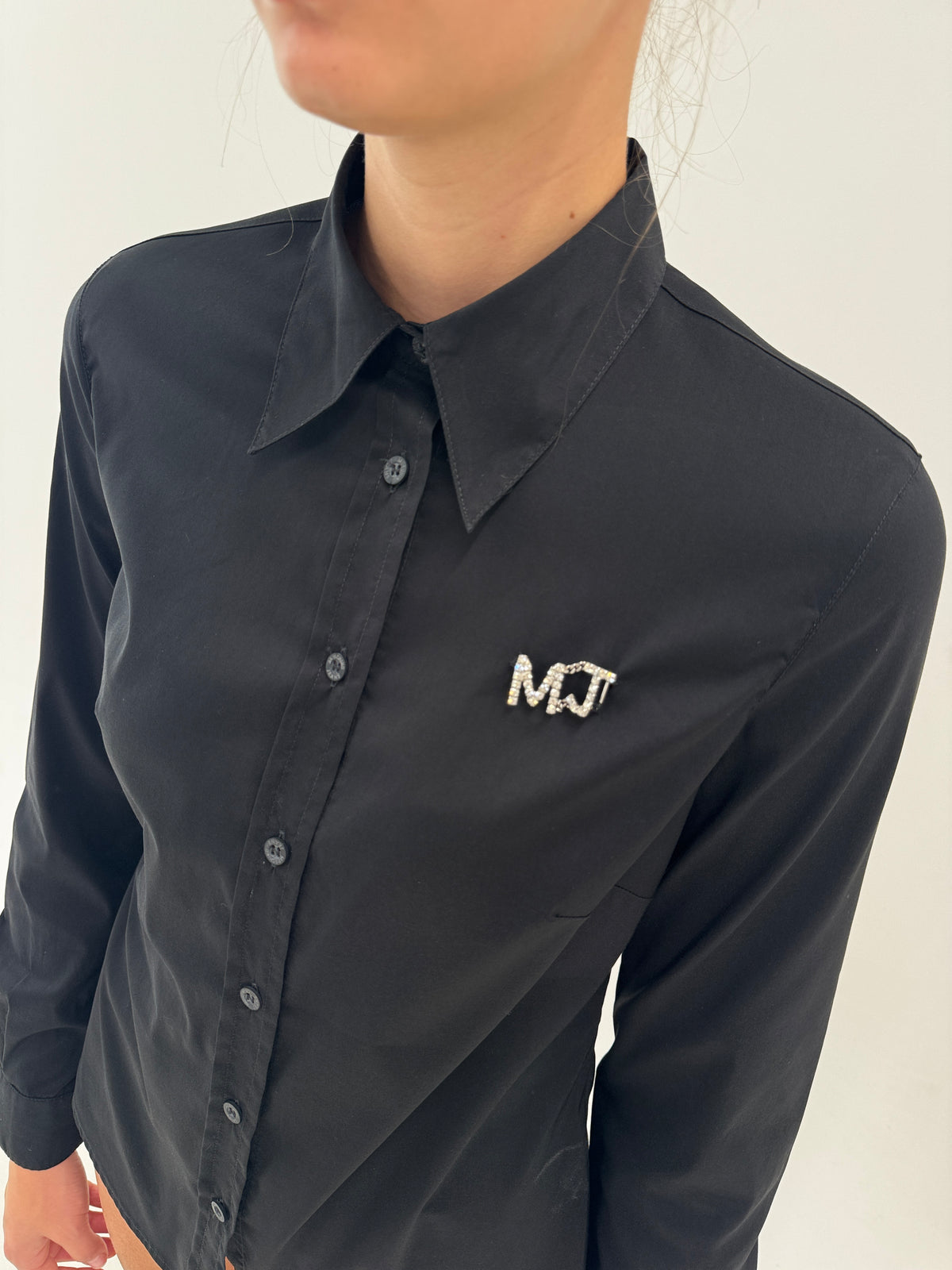 Cămașa Moschino neagră cu broșă cu cristale inclusă din poplin de bumbac confort