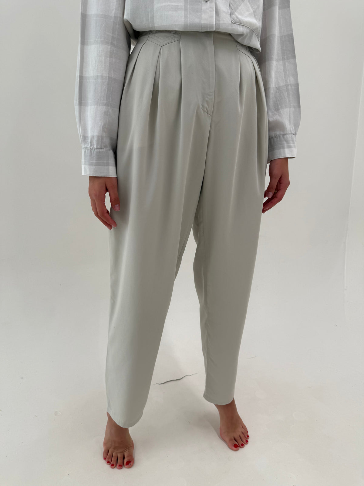 Pantaloni tall drapați cu pense si solduri generoase din bumbac gros texturat