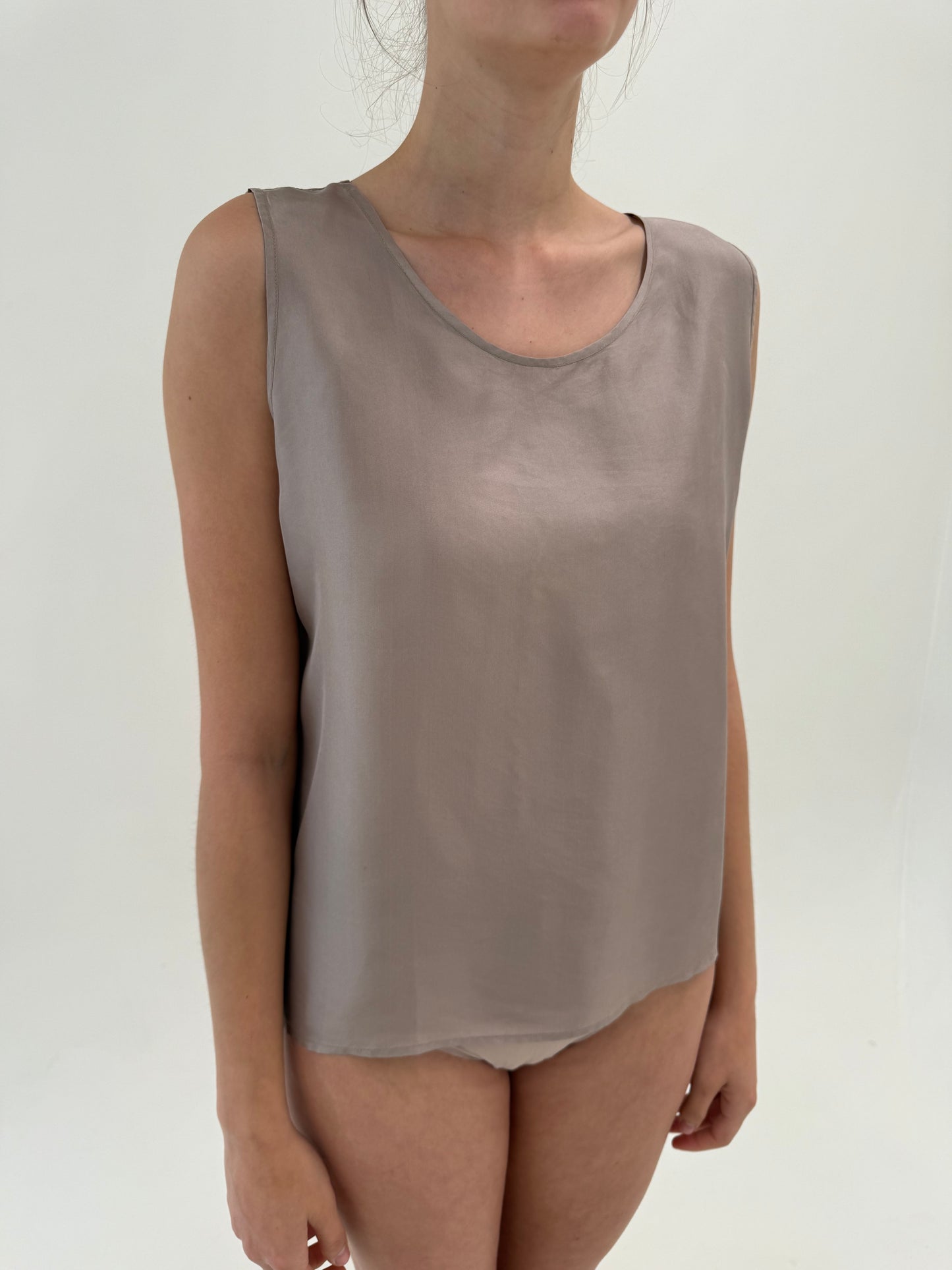 Top din mătase naturală dark nude în croi minimalist