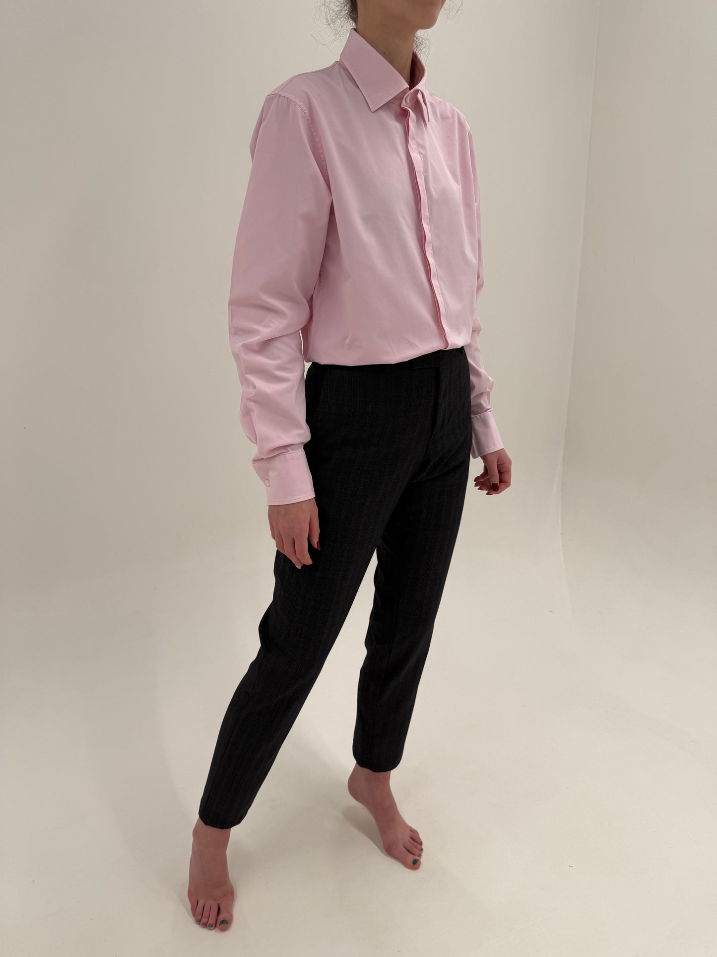 Pantaloni Armani din lana extrafina cu dungi fine verticale în croi actual