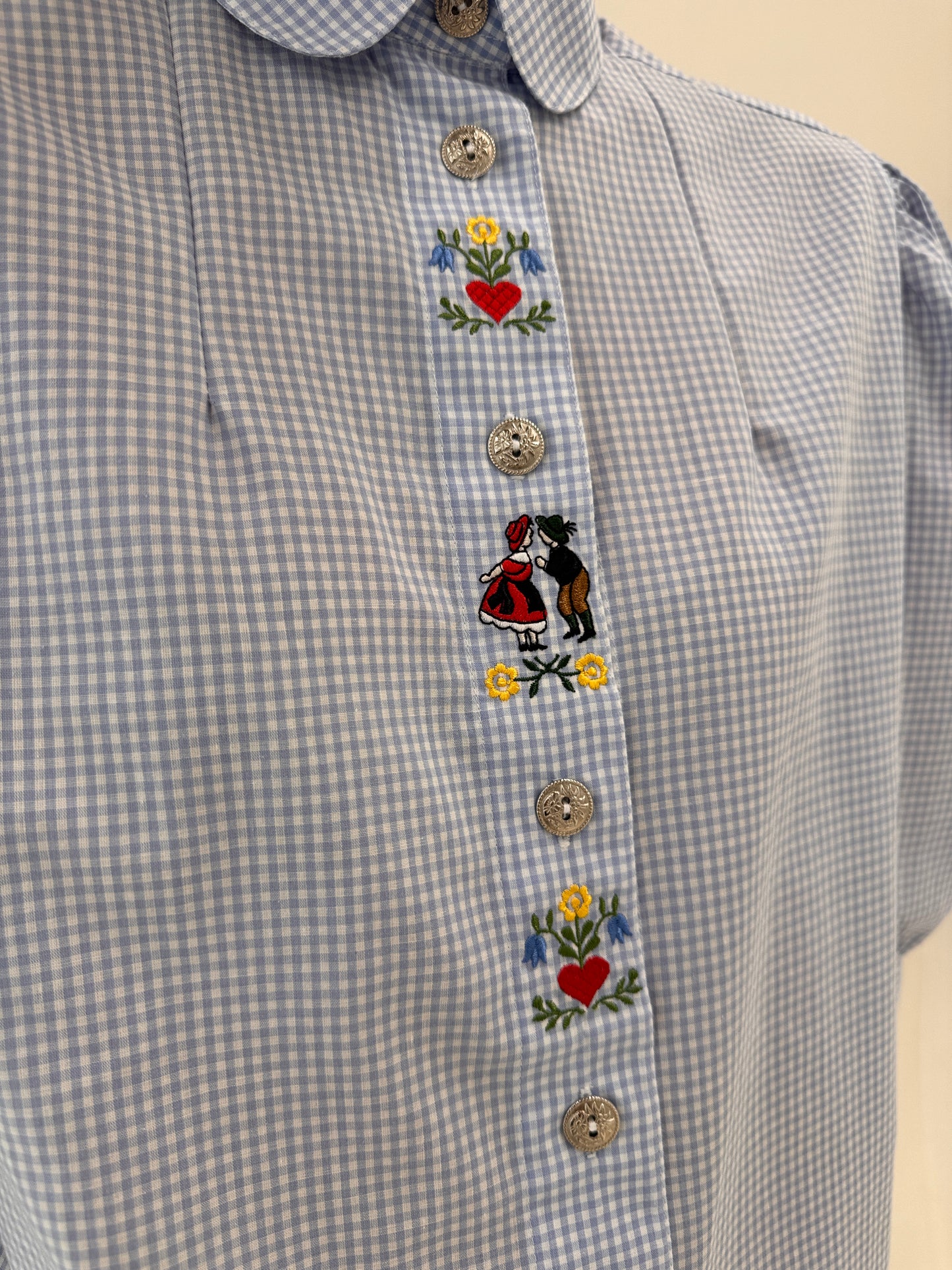 Cămașa vintage gingham baby blue cu mânecuțe bufante și guler Peter Pan și broderie