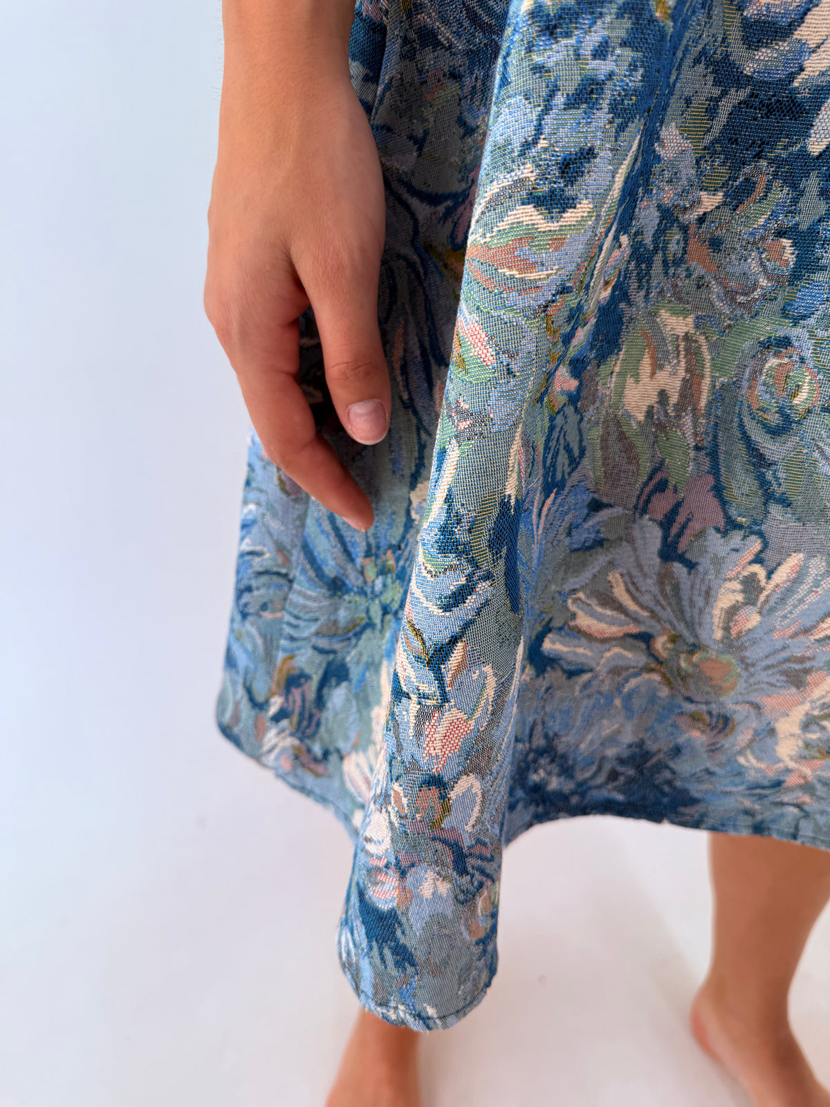 Rochie din brocart superb în croi de ani 50 cu talie ultra înaltă marcată