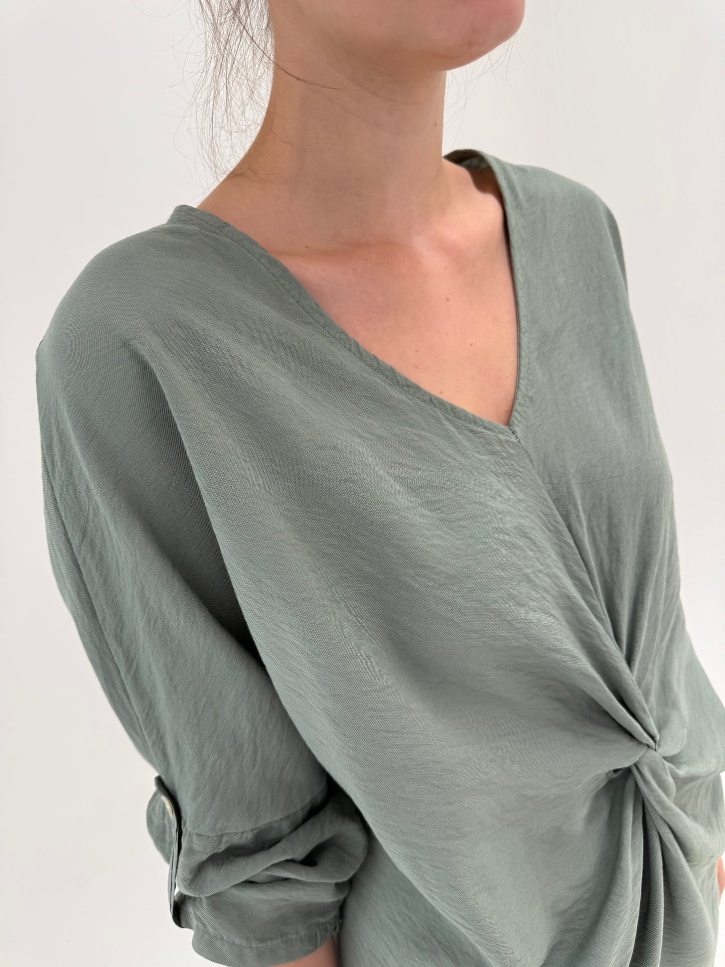 Rochie italiană valoroasă cu fronseu Sage green în croi lejer