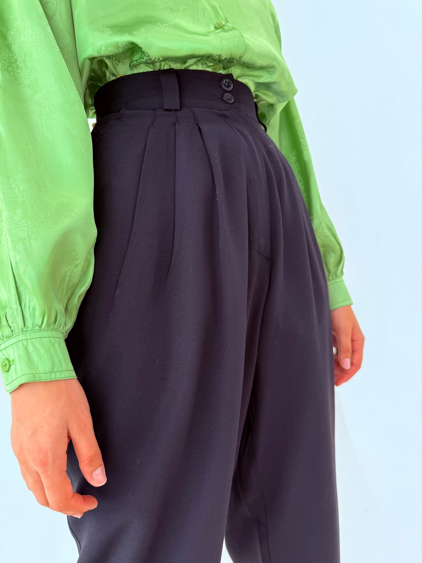 Pantaloni vintage negri în croi ultra drapat cu talie extrem de înaltă marcată