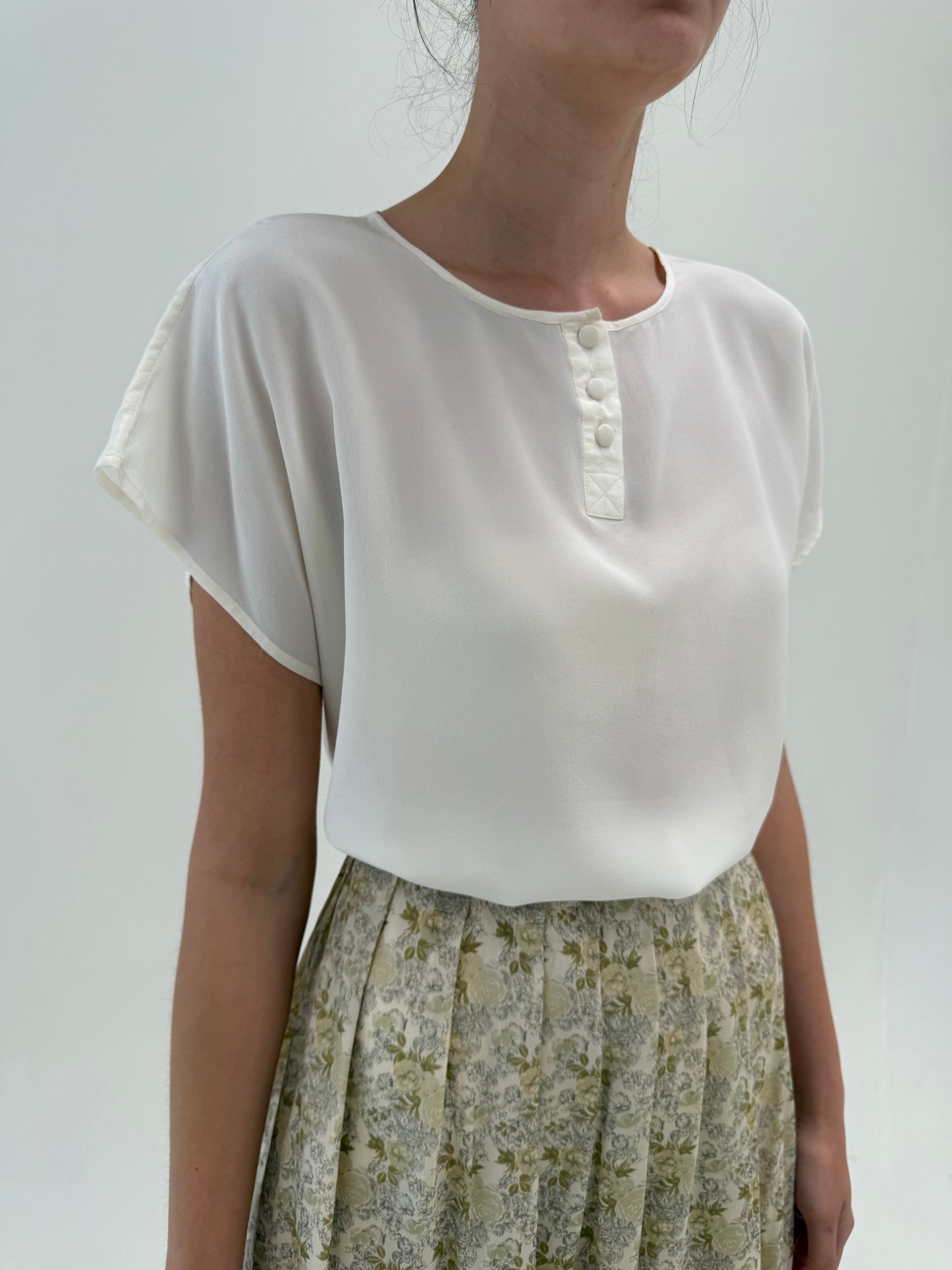 Top italian în croi minimalist din mătase naturală în croi lejer butter white