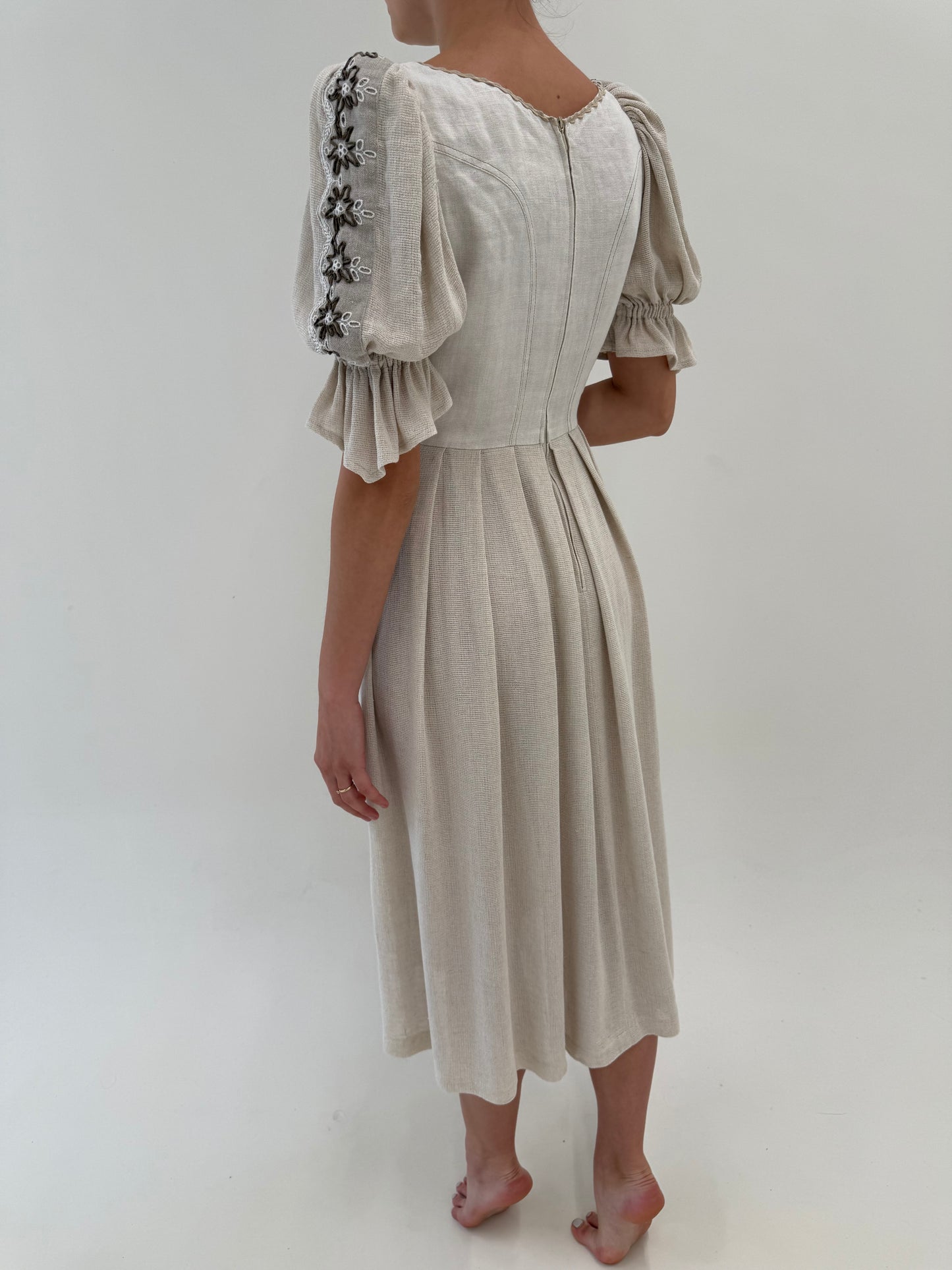 Rochie vintage din pânză excepțională de in cu corsaj în nuanțe neutre
