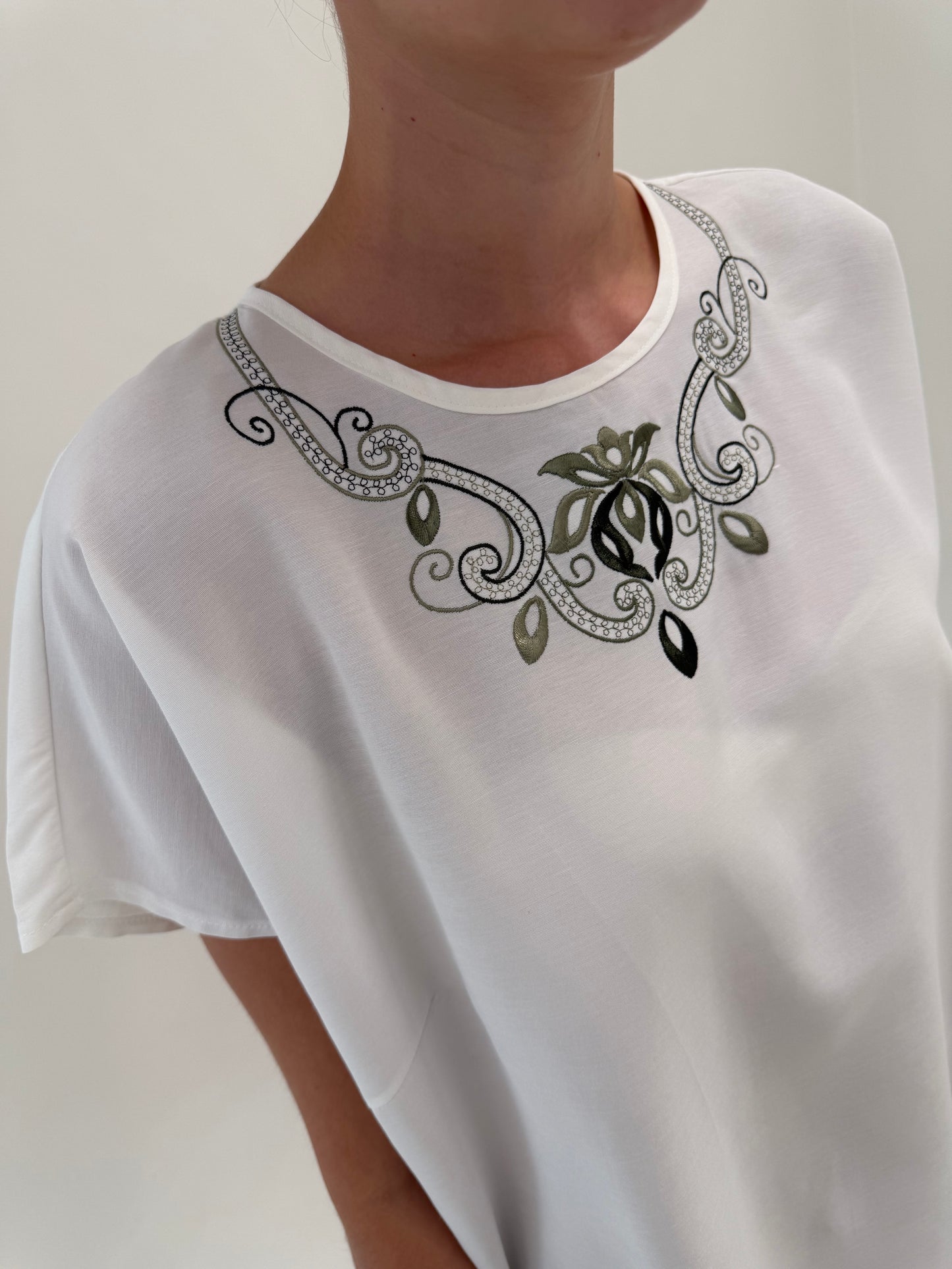 Top în croi lejer minimalist cu broderie dark green