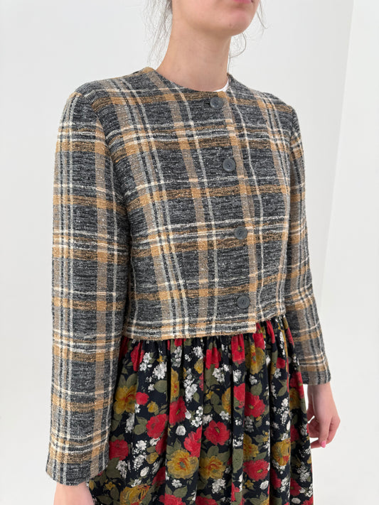 Sacou în croi scurt minimalist și carouri in culori neutre cu camel