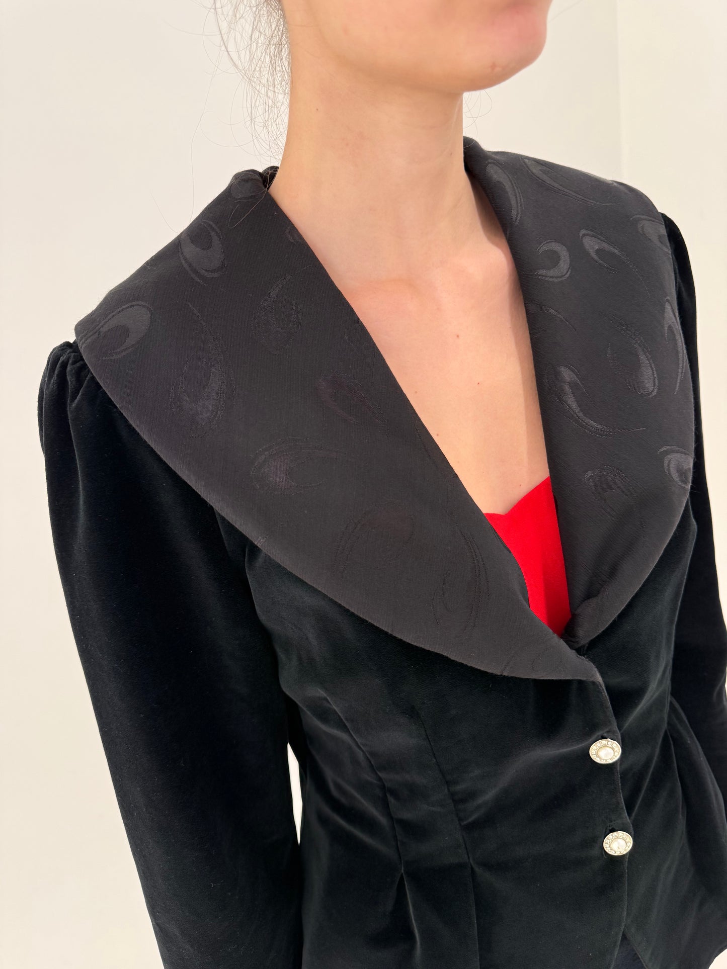 Sacou negru din catifea cu guler satinat supradimensionat super cambrat