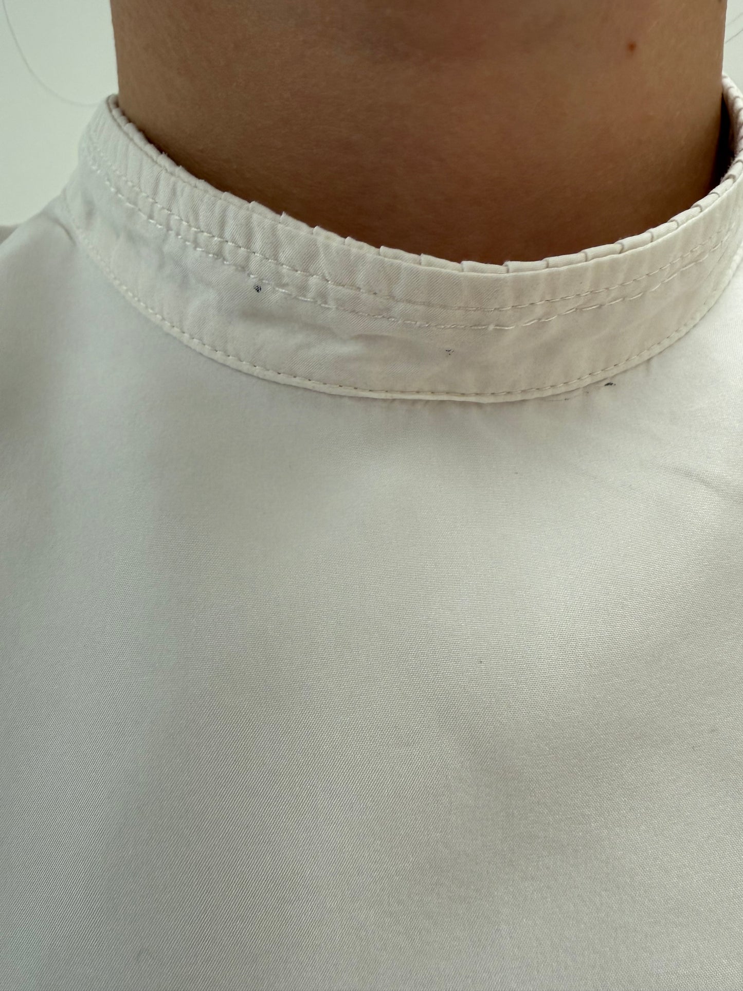 Cămașa spectaculoasă Max Mara din mătase naturală plină cu peplum și umeri cu volum