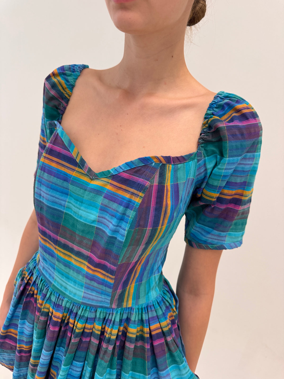 Rochie vintage spectaculoasă din pânză de in în croi elaborat cu corsaj