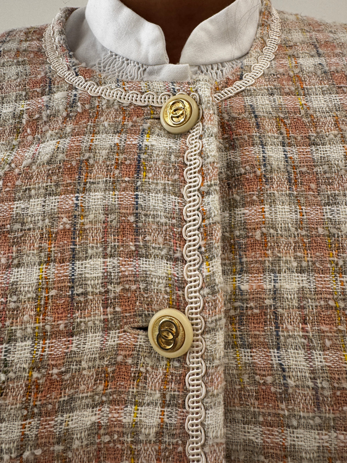 Sacou în stil Chanel din tweed de lana cu nasturi bijuterie și culori superbe