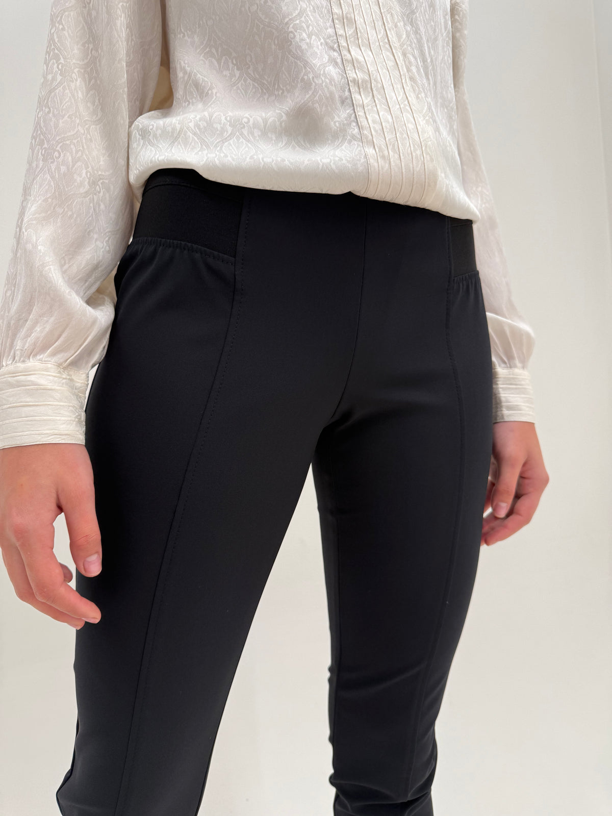 Pantaloni Escada negri ultra modelatori extrem de versatili