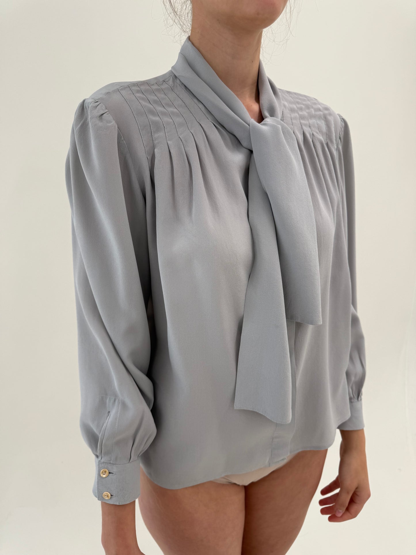 Cămașa petite silver gray din mătase naturală în croi amplu cu panglică