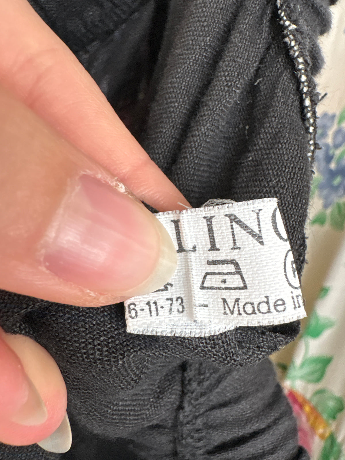 Pantaloni din in negri cu talie înaltă reglabilă mai generoasă