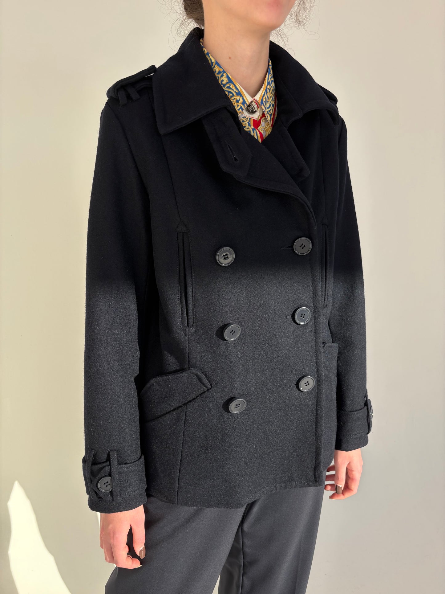 Palton scurt din stofă plină de lana structurata cu închidere dublă