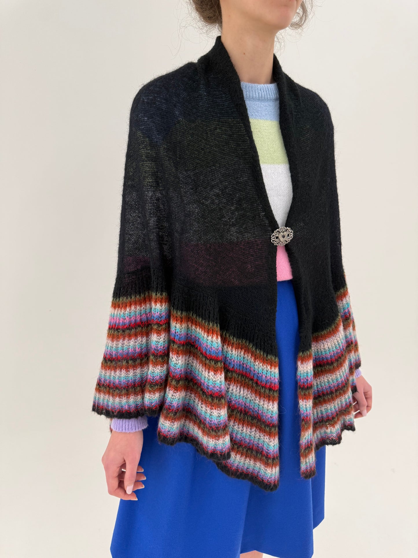 Capă neagră din baby mohair cu volan supradimensionat colorat