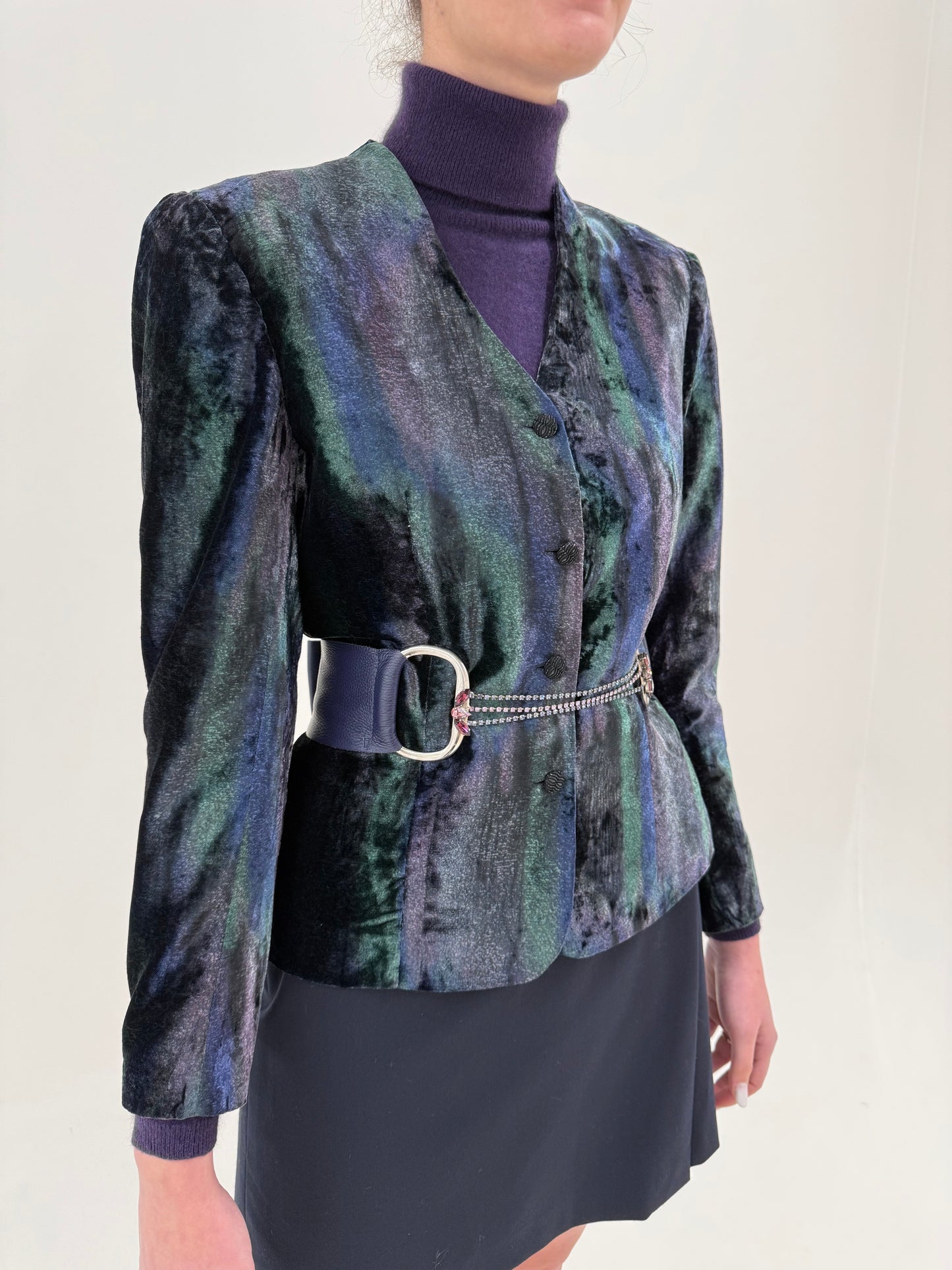 Sacou elegant în croi minimalist ușor cambrat din catifea de la zi la seară