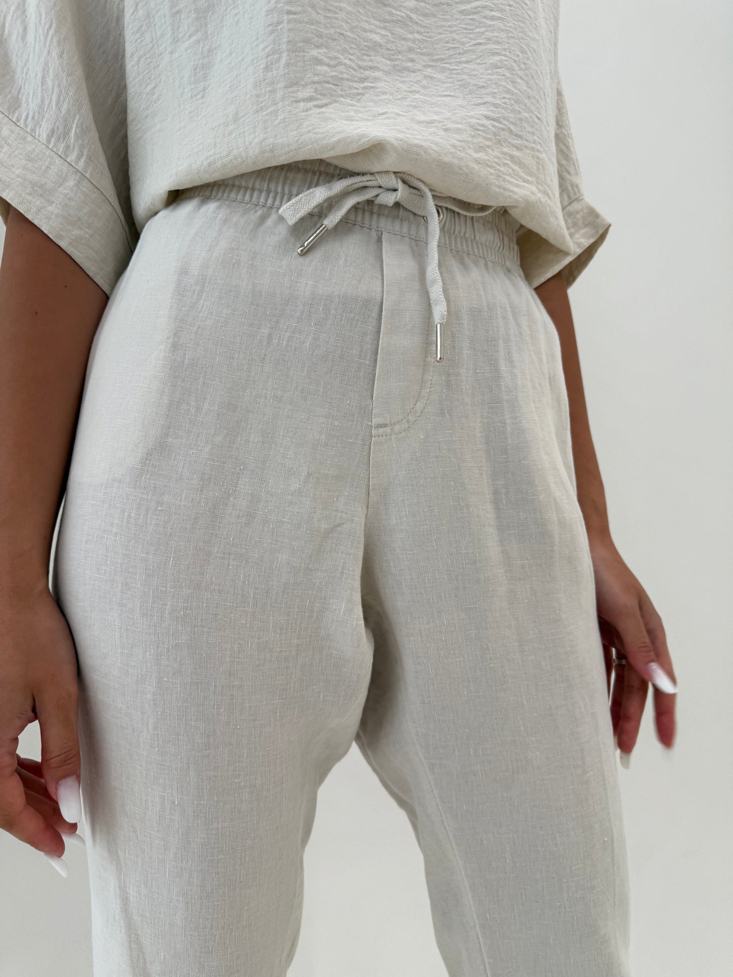 Pantaloni sand nude din in cu talie reglabilă și influențe ușor casual
