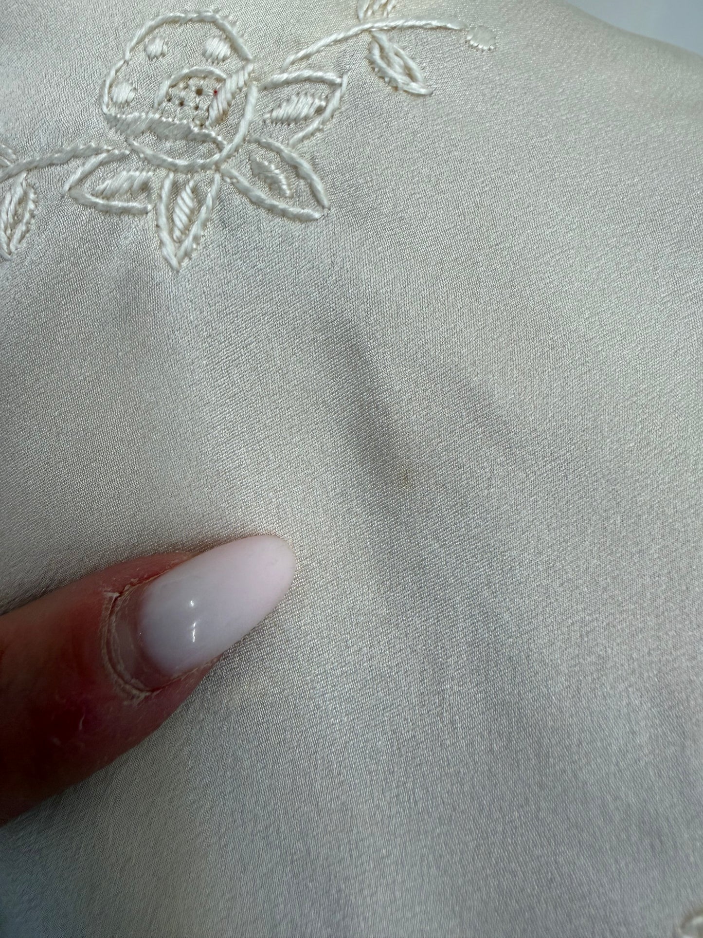 Top în bie din mătase naturală satinata cu broderie și bretele reglabile