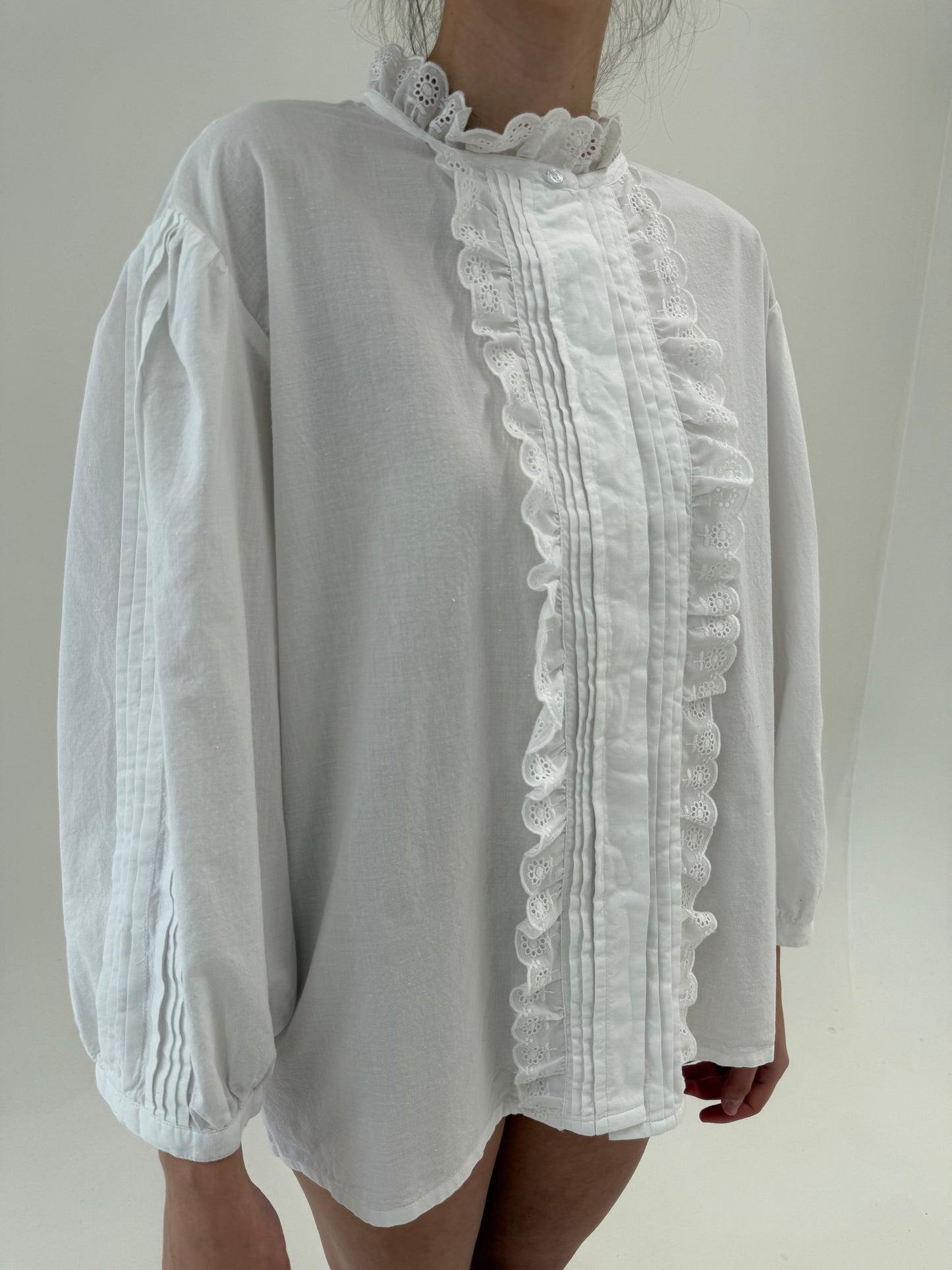 Cămașa vintage cu umeri bufanți, mini jabou și broderie anglaise